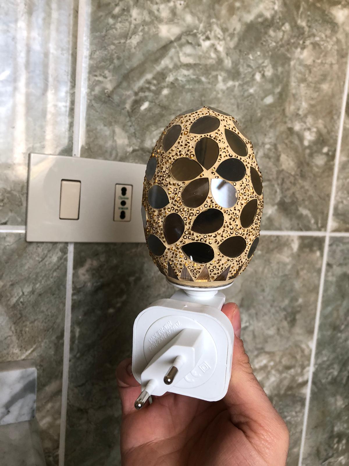 Paralume ovale mosaico arancio dal design artigianale

Luce LED calda e a basso consumo energetico

Perfetta per camera da letto, bagno, soggiorno e corridoio

Ideale come luce di cortesia o lampada decorativa

Collegamento semplice alla presa elettrica