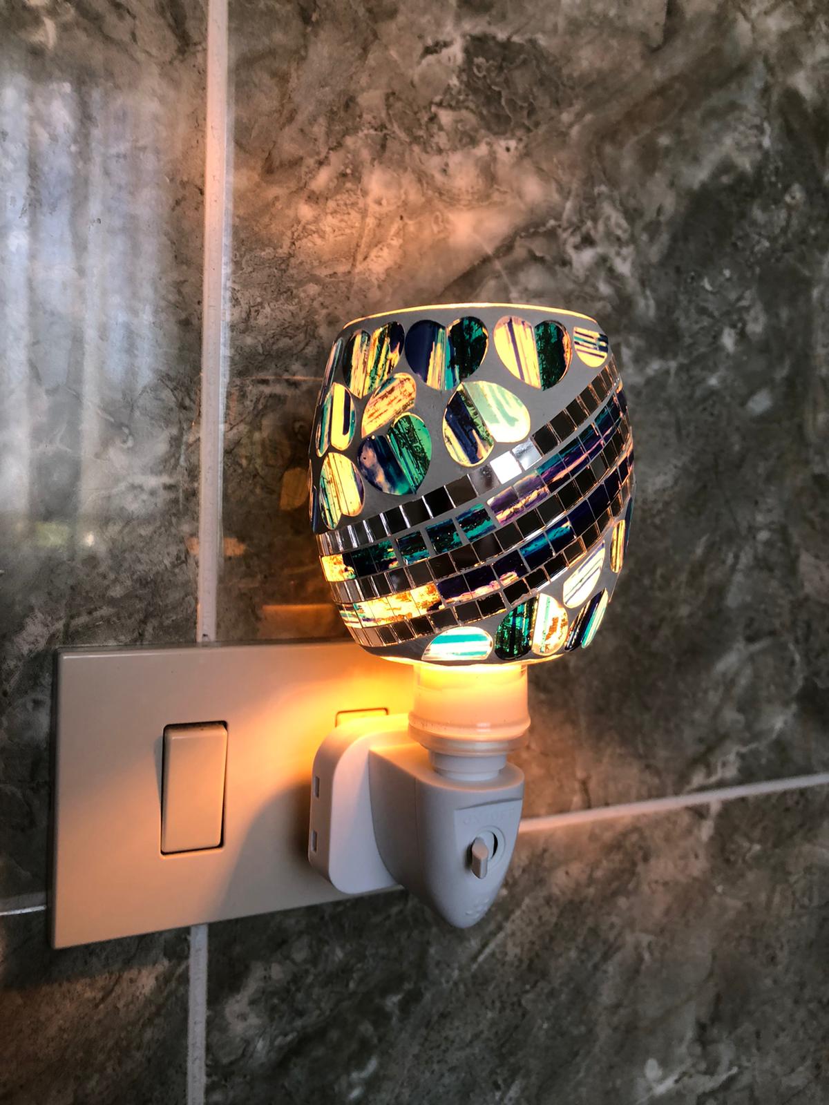 Paralume mosaico iridescente multicolor (verde, blu, oro)

Luce LED calda a risparmio energetico

Perfetta come luce notturna, di cortesia o decorativa

Adatta a camera da letto, soggiorno, bagno e corridoio

Collegamento semplice alla presa elettrica