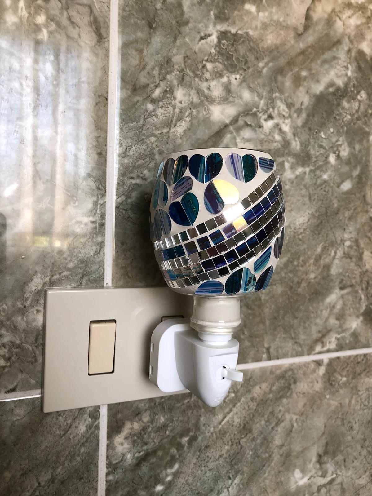 Paralume mosaico iridescente multicolor (verde, blu, oro)

Luce LED calda a risparmio energetico

Perfetta come luce notturna, di cortesia o decorativa

Adatta a camera da letto, soggiorno, bagno e corridoio

Collegamento semplice alla presa elettrica