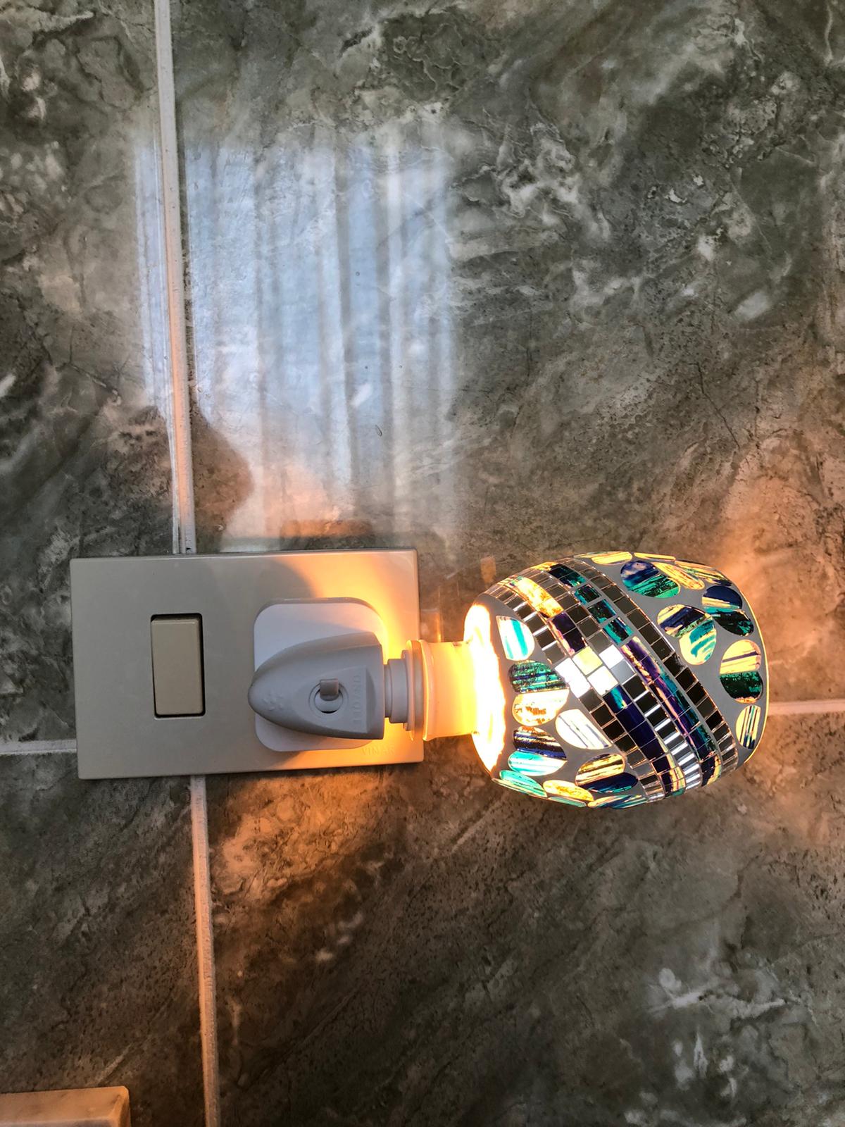Paralume mosaico iridescente multicolor (verde, blu, oro)

Luce LED calda a risparmio energetico

Perfetta come luce notturna, di cortesia o decorativa

Adatta a camera da letto, soggiorno, bagno e corridoio

Collegamento semplice alla presa elettrica