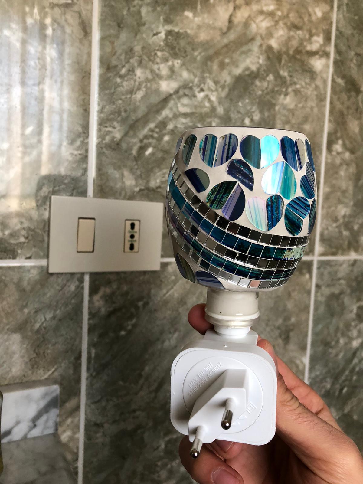 Paralume mosaico iridescente multicolor (verde, blu, oro)

Luce LED calda a risparmio energetico

Perfetta come luce notturna, di cortesia o decorativa

Adatta a camera da letto, soggiorno, bagno e corridoio

Collegamento semplice alla presa elettrica