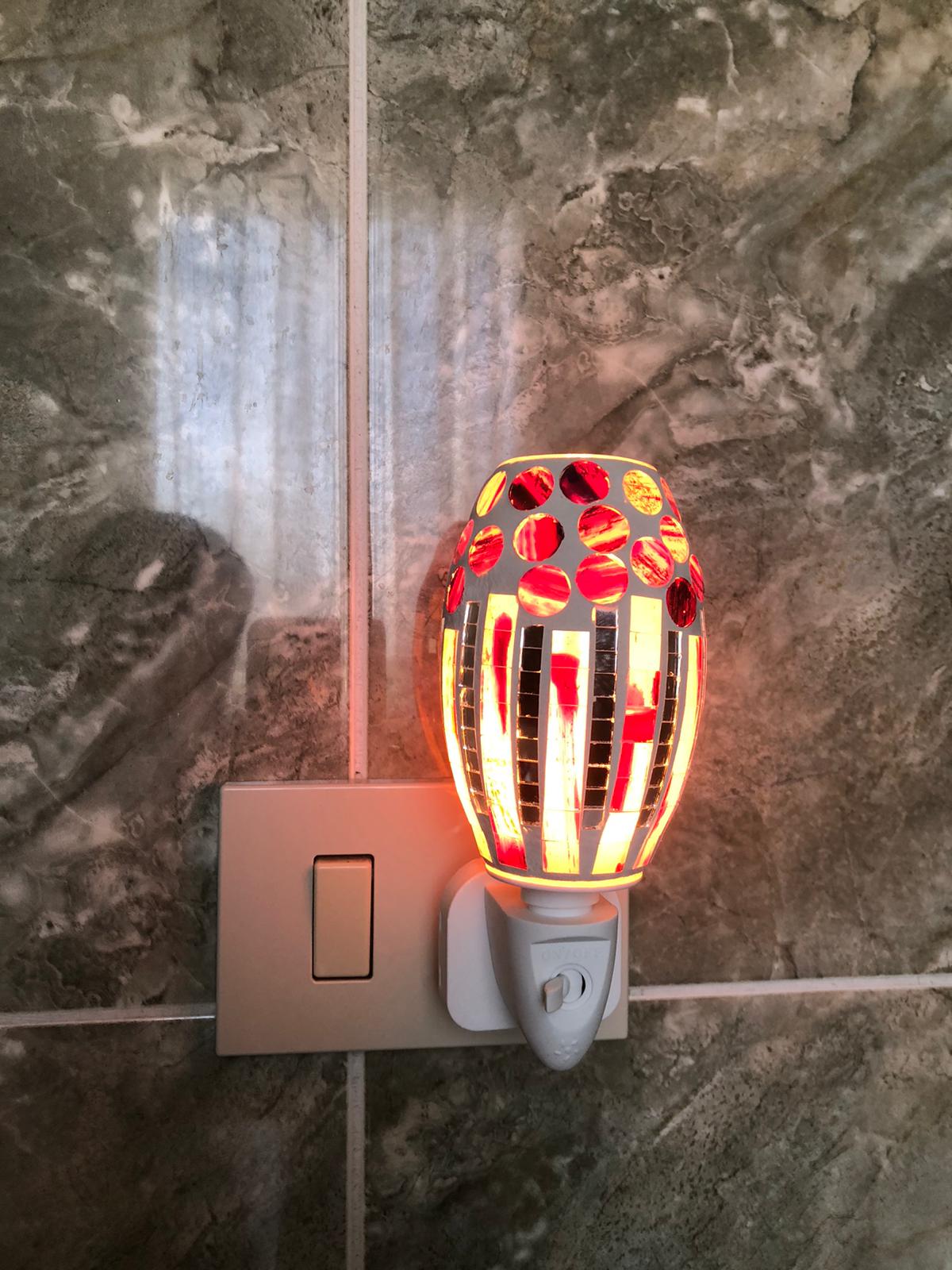 Lampada Notturna da Presa con Paralume Mosaico Rosso e Specchiato – Luce Notturna LED Decorativa Elegante