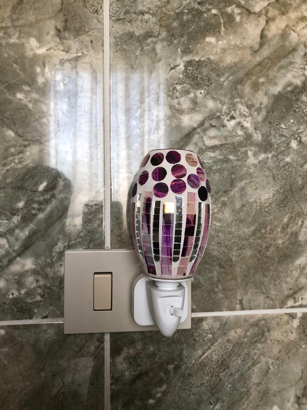 Lampada Notturna da Presa con Paralume Mosaico Rosso e Specchiato – Luce Notturna LED Decorativa Elegante