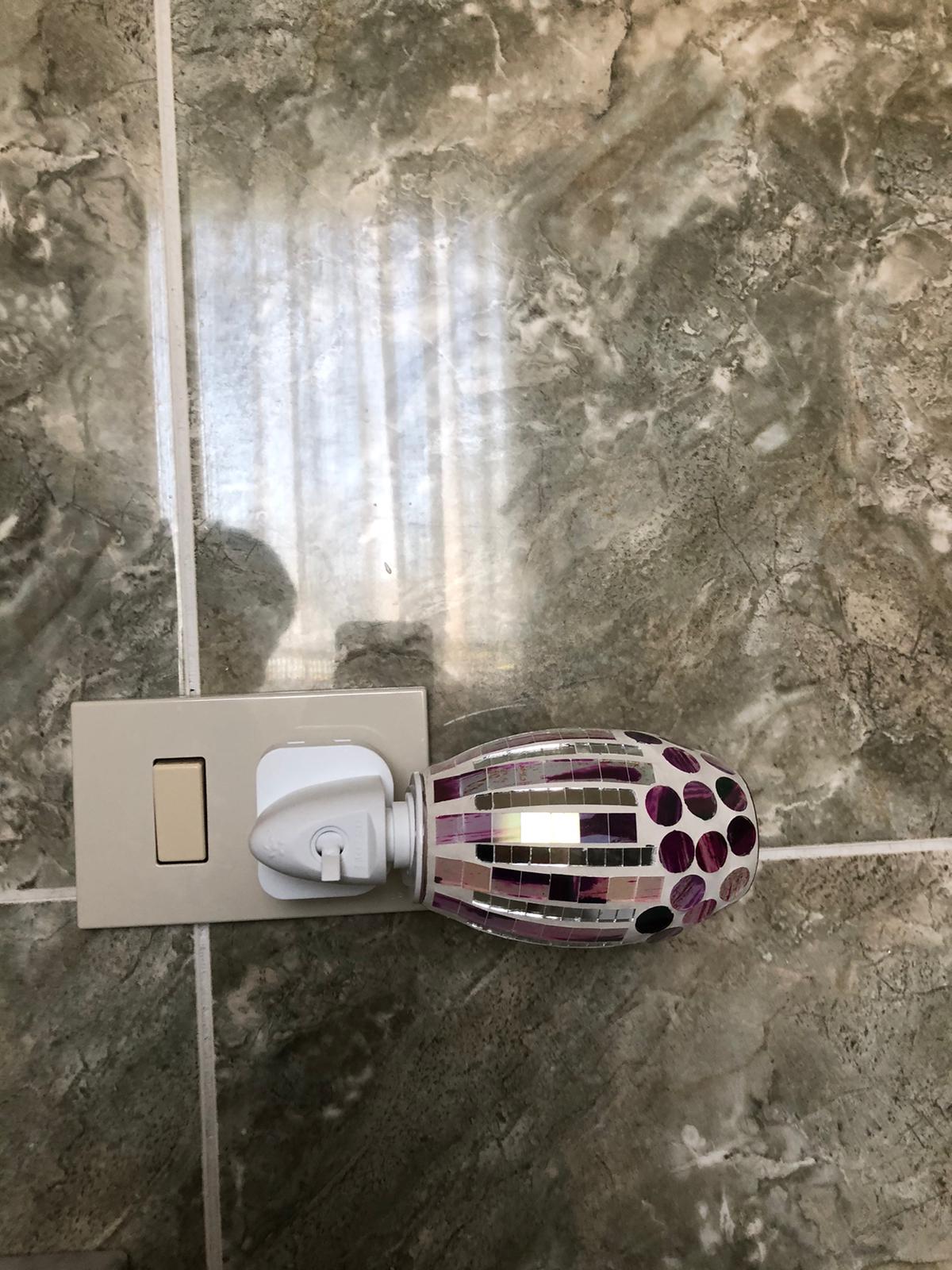 Lampada Notturna da Presa con Paralume Mosaico Rosso e Specchiato – Luce Notturna LED Decorativa Elegante