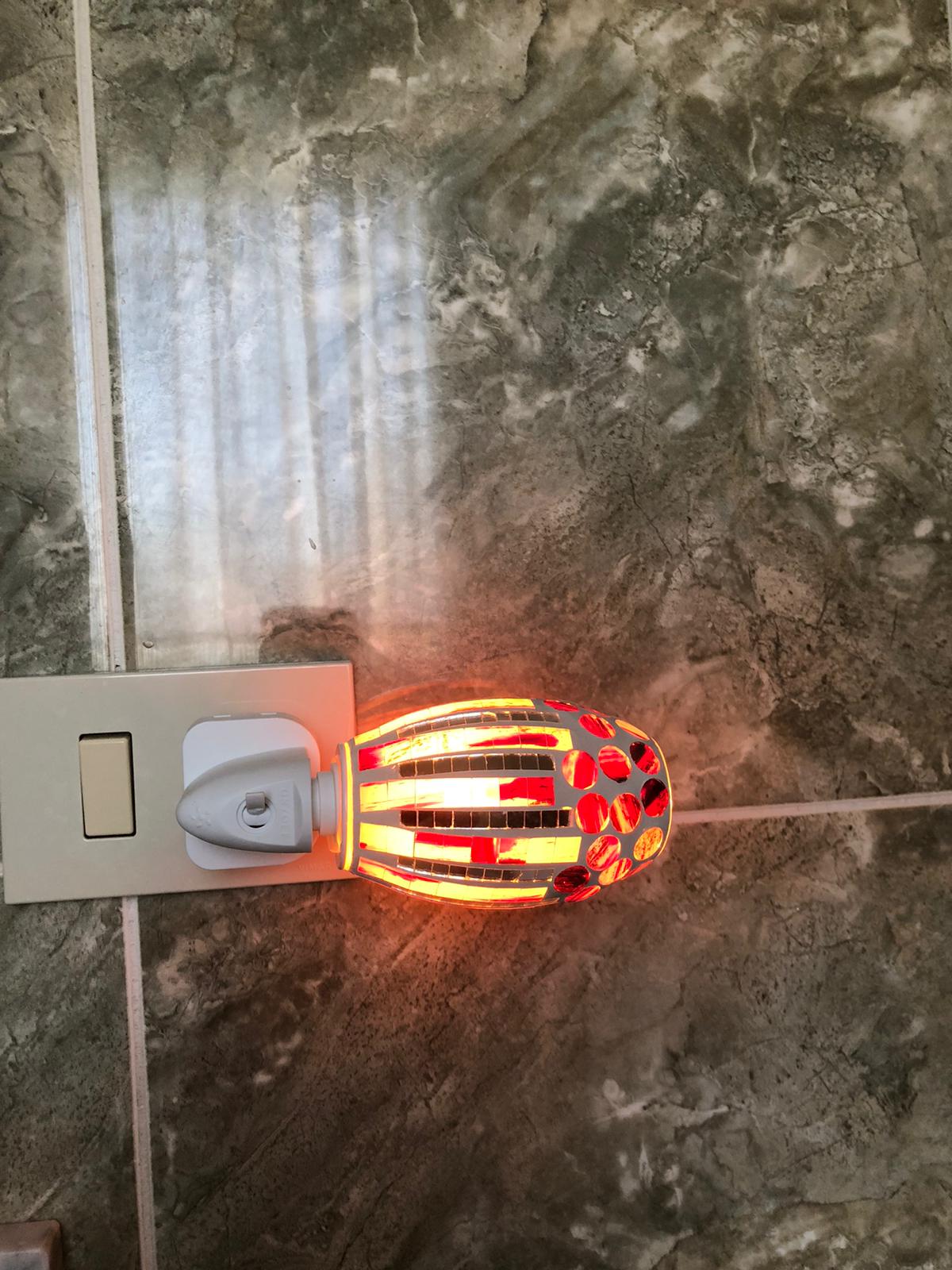 Lampada Notturna da Presa con Paralume Mosaico Rosso e Specchiato – Luce Notturna LED Decorativa Elegante