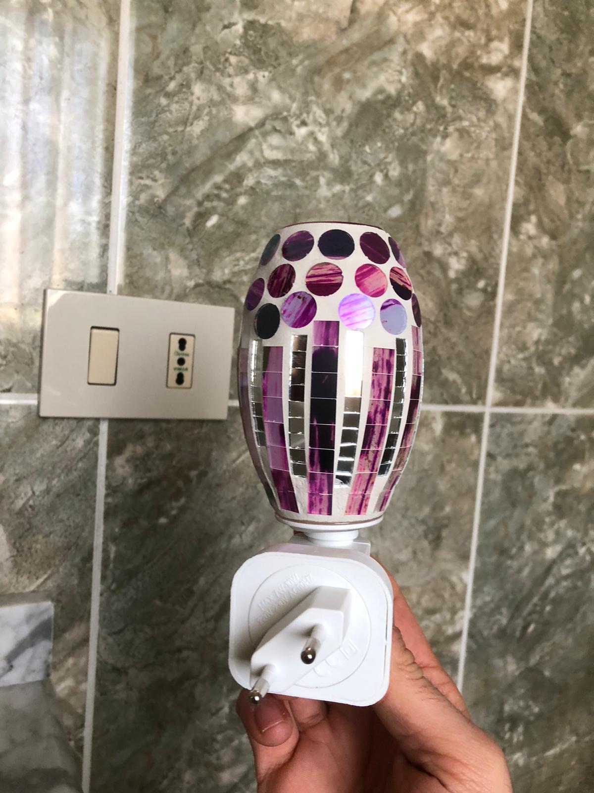 Lampada Notturna da Presa con Paralume Mosaico Rosso e Specchiato – Luce Notturna LED Decorativa Elegante