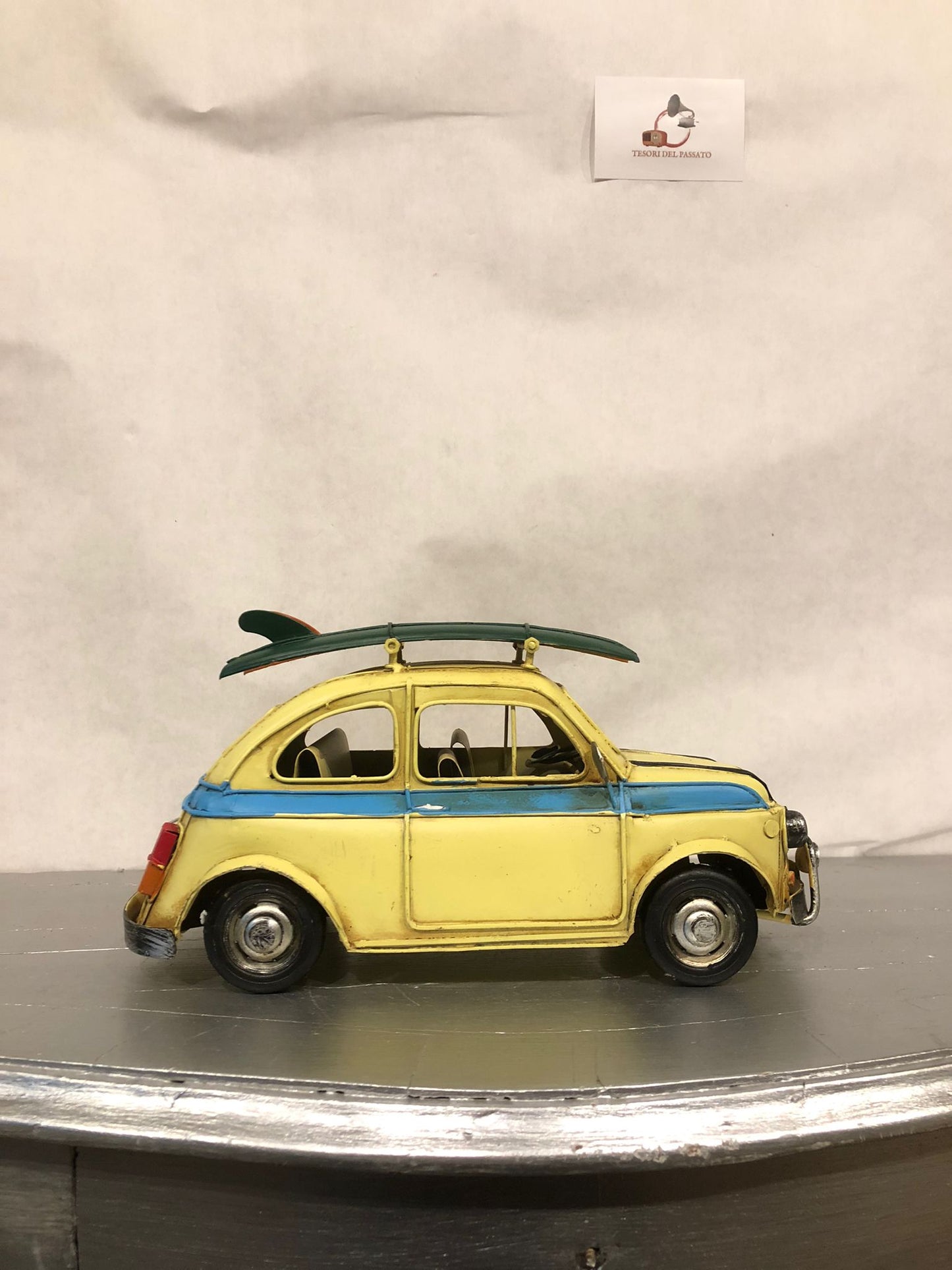 macchina vintage metallo

modellino auto d’epoca

auto retrò in ferro

modellino auto collezione

arredamento vintage casa

decorazioni retrò soggiorno

regali originali auto storiche

miniature auto in metallo

modellini auto artigianali

arredamento industriale vintage

decorazione surf vintage