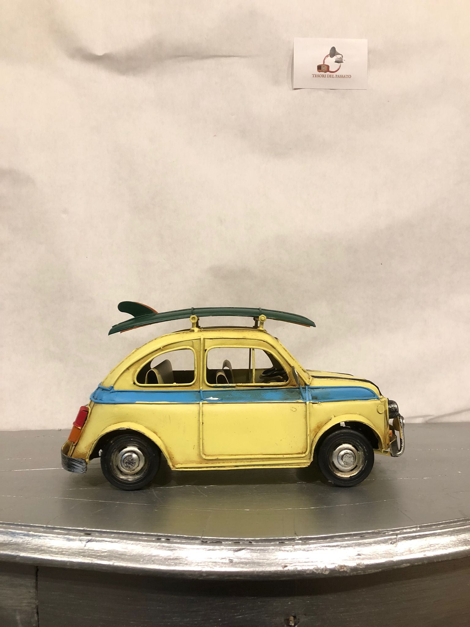 macchina vintage metallo

modellino auto d’epoca

auto retrò in ferro

modellino auto collezione

arredamento vintage casa

decorazioni retrò soggiorno

regali originali auto storiche

miniature auto in metallo

modellini auto artigianali

arredamento industriale vintage

decorazione surf vintage