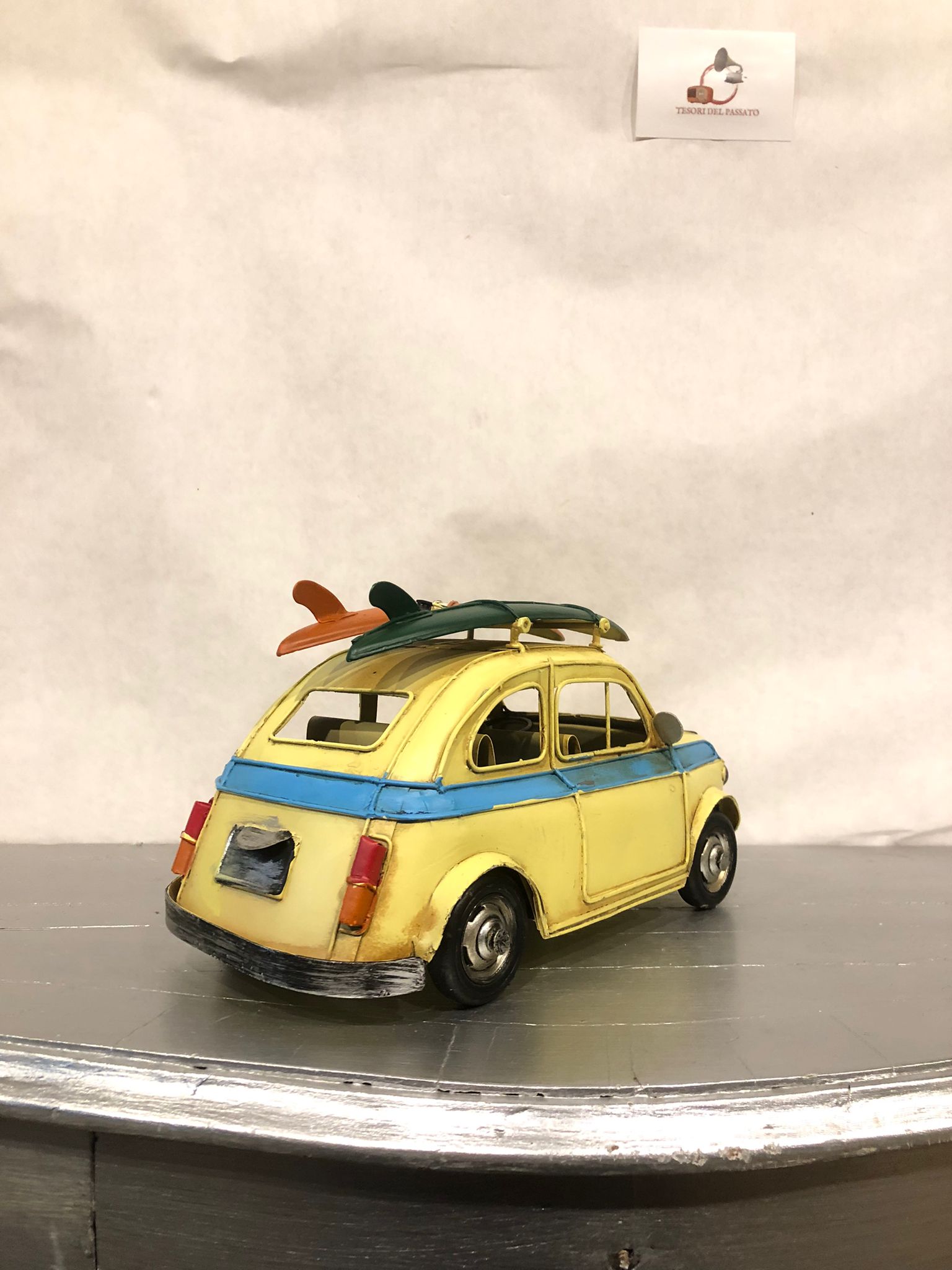 macchina vintage metallo

modellino auto d’epoca

auto retrò in ferro

modellino auto collezione

arredamento vintage casa

decorazioni retrò soggiorno

regali originali auto storiche

miniature auto in metallo

modellini auto artigianali

arredamento industriale vintage

decorazione surf vintage