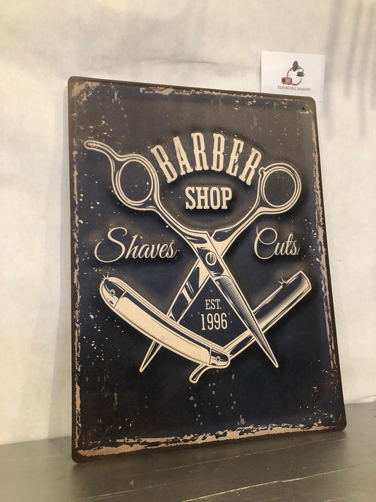 Targa Vintage Barber Shop – Shaves & Cuts – Decorazione in Metallo