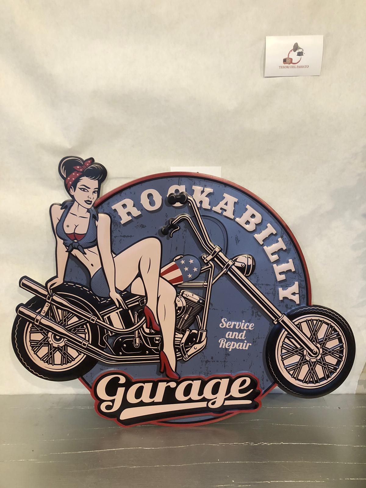 Cartello in Metallo Rockabilly Garage con Pin Up e Moto – Targa Vintage Retrò