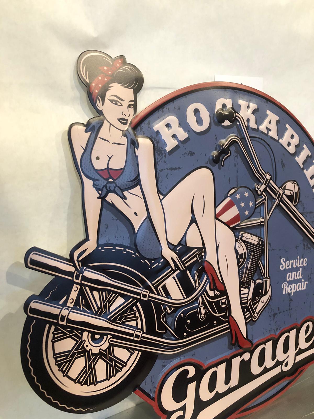 Cartello in Metallo Rockabilly Garage con Pin Up e Moto – Targa Vintage Retrò