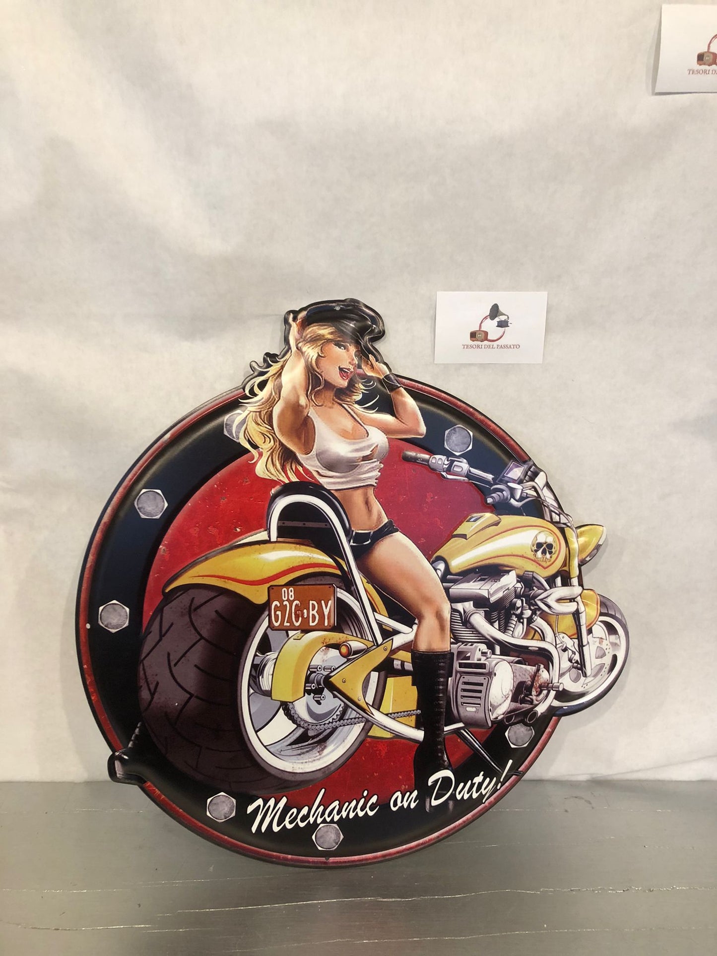 Cartello in Metallo Vintage Pin Up con Moto Gialla – Mechanic on Duty Retrò