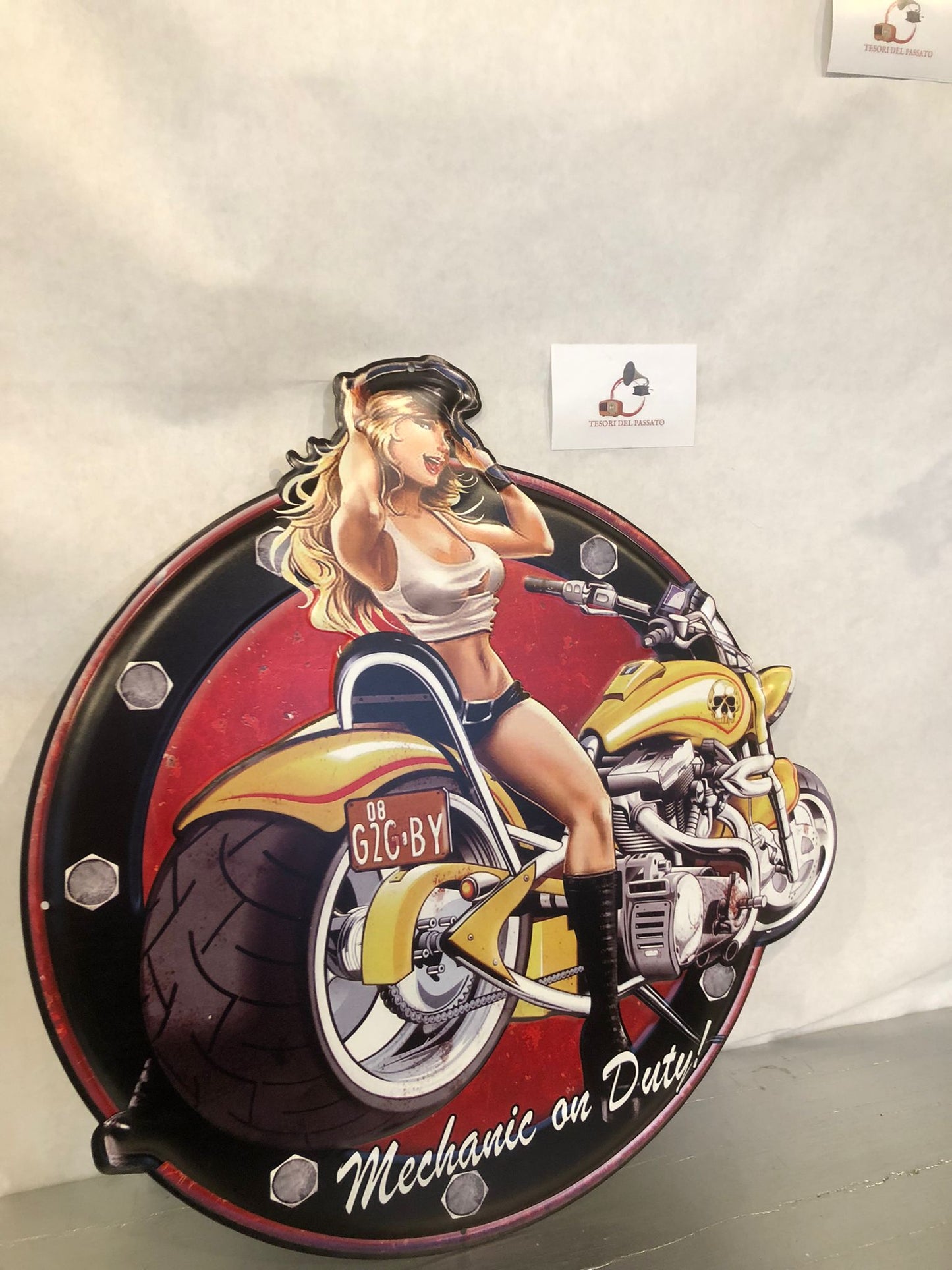 Cartello in Metallo Vintage Pin Up con Moto Gialla – Mechanic on Duty Retrò