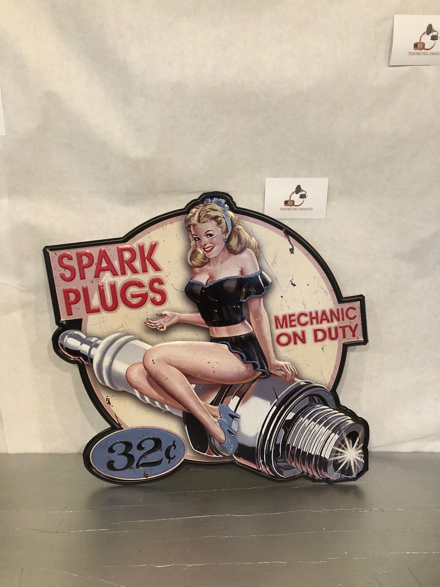 Cartello in Metallo Vintage Pin Up Spark Plugs – Mechanic on Duty Retrò