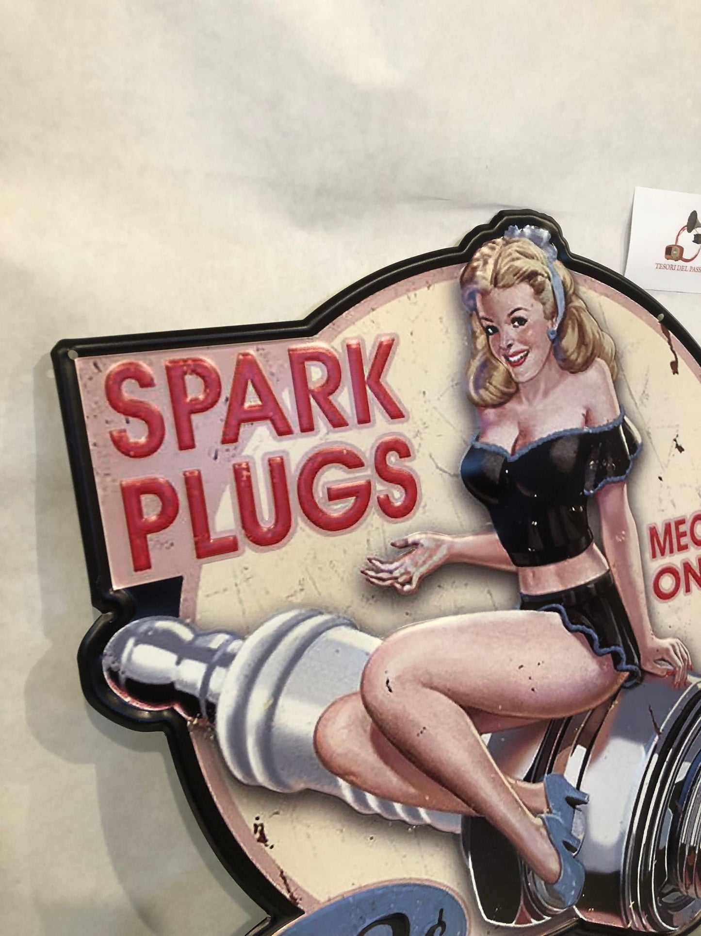 Cartello in Metallo Vintage Pin Up Spark Plugs – Mechanic on Duty Retrò