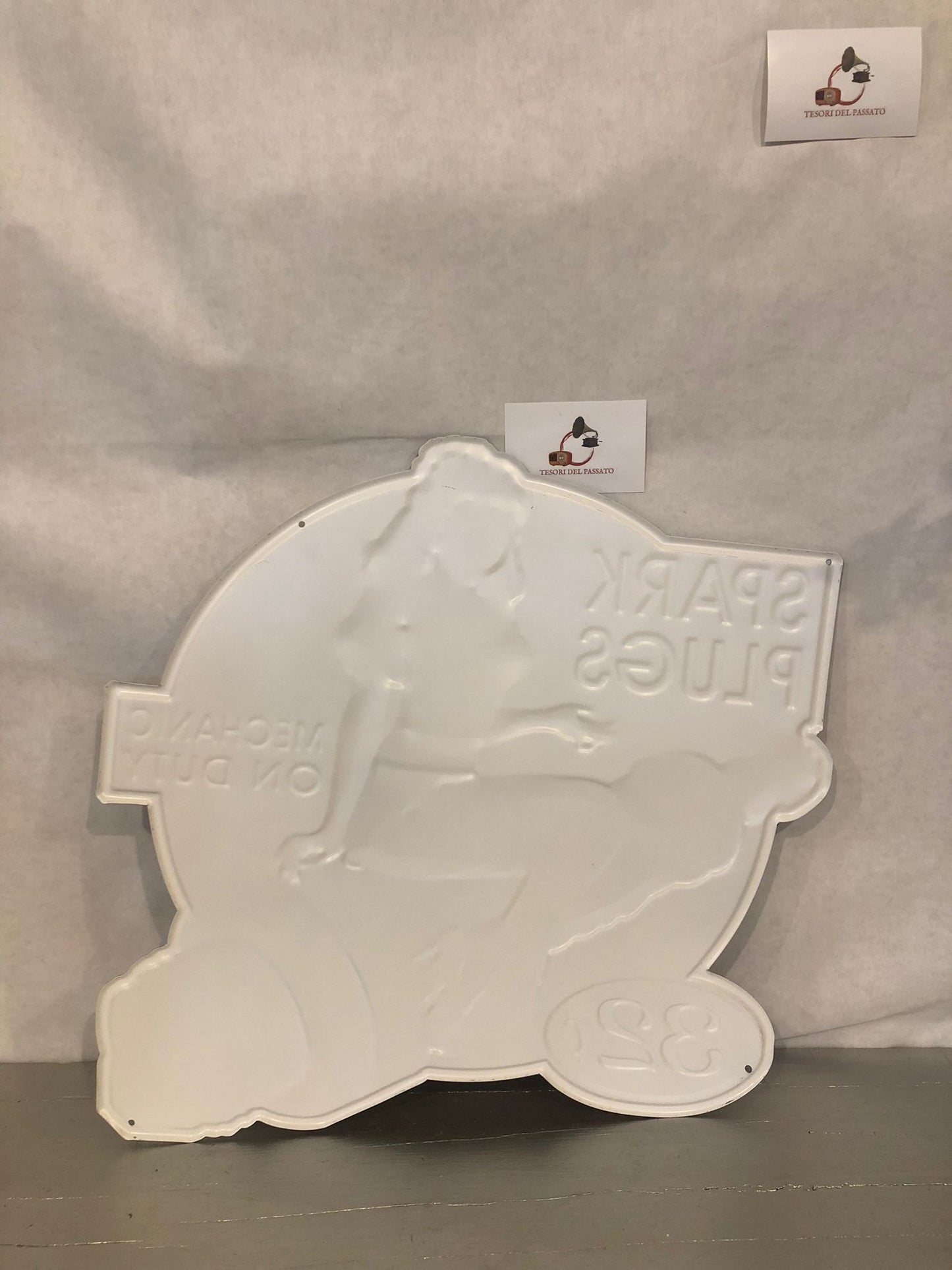 Cartello in Metallo Vintage Pin Up Spark Plugs – Mechanic on Duty Retrò