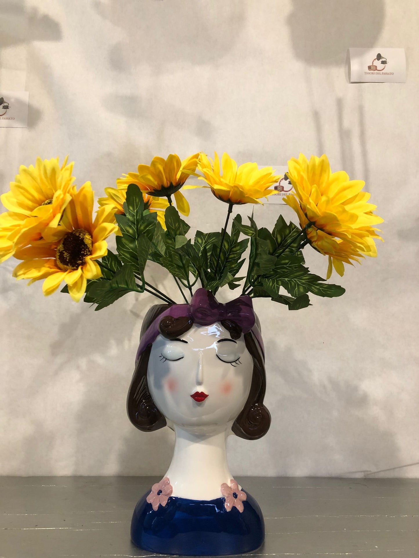 Vaso Volto Donna in Ceramica – Vaso Decorativo con Fascia Viola e Fiori Rosa