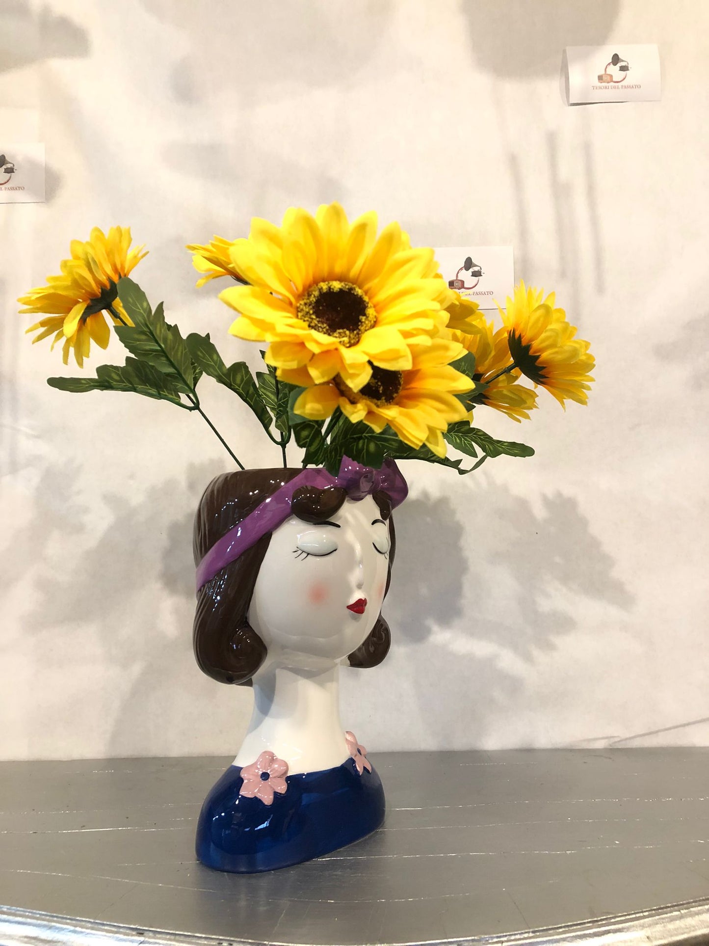 Vaso Volto Donna in Ceramica – Vaso Decorativo con Fascia Viola e Fiori Rosa