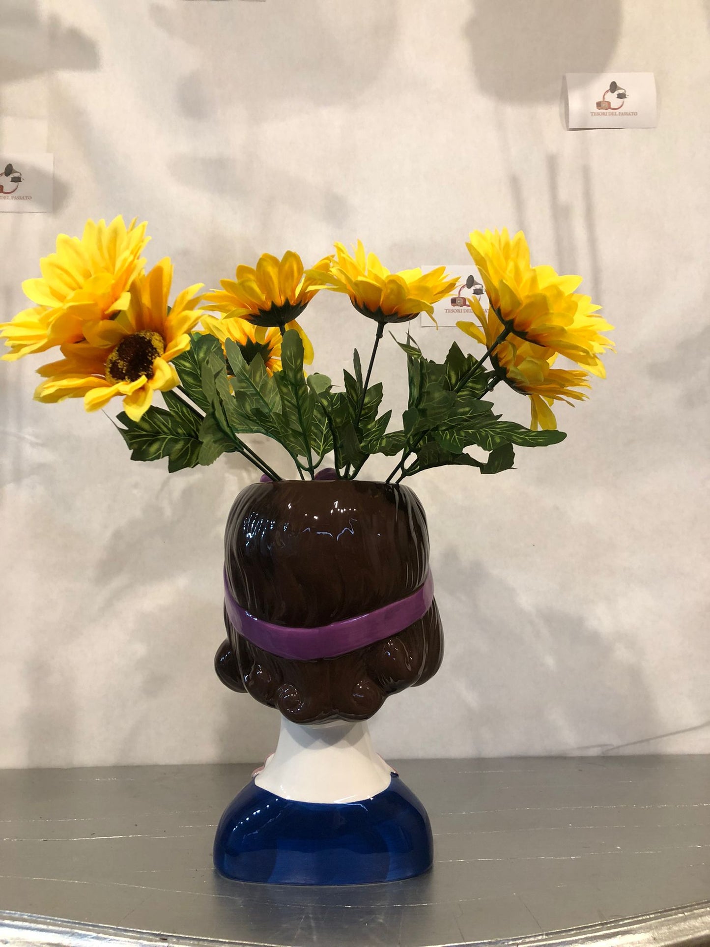 Vaso Volto Donna in Ceramica – Vaso Decorativo con Fascia Viola e Fiori Rosa