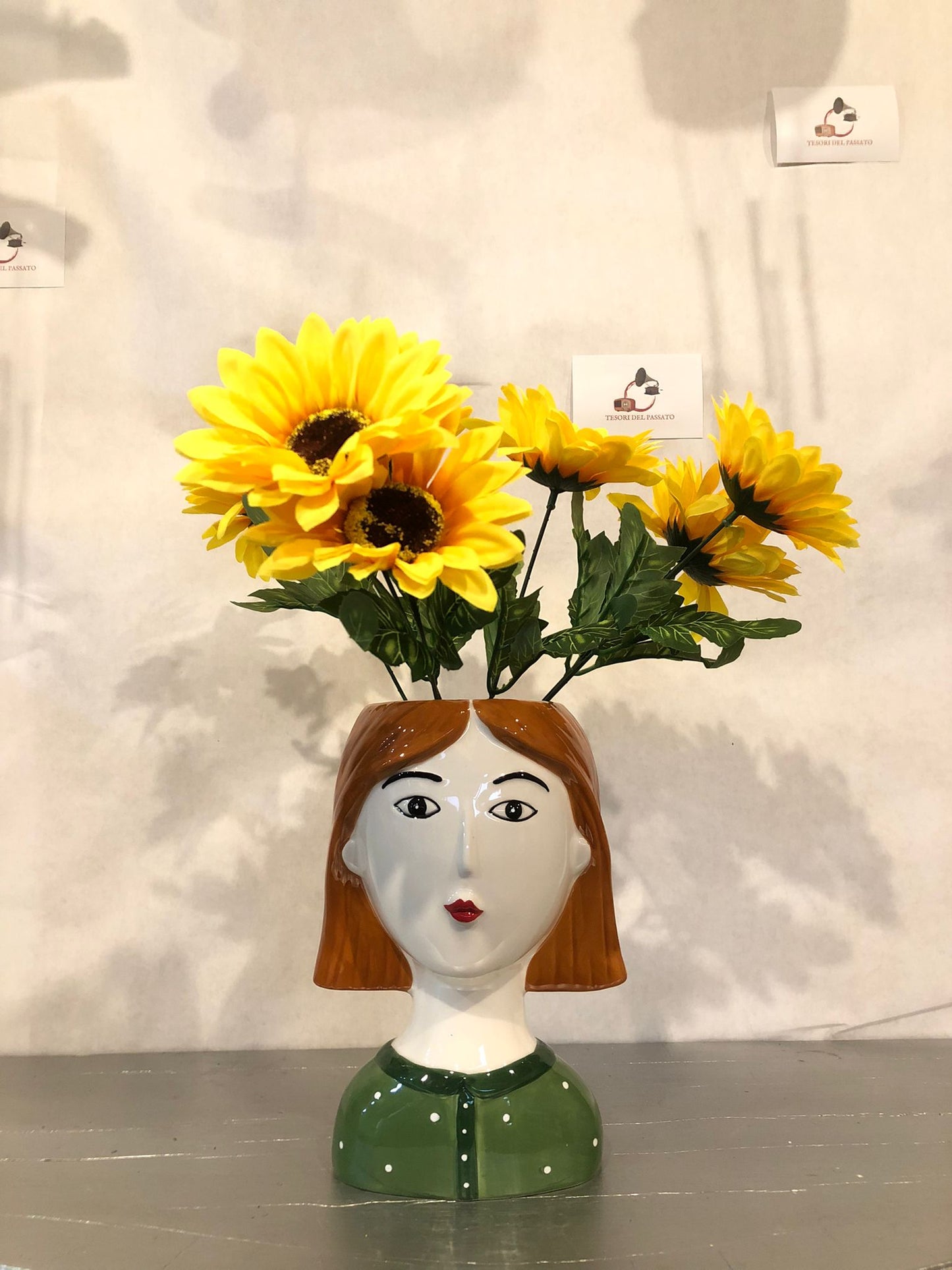 Vaso Volto Donna in Ceramica – Testa Decorativa con Capelli Ramati e Camicia Verde