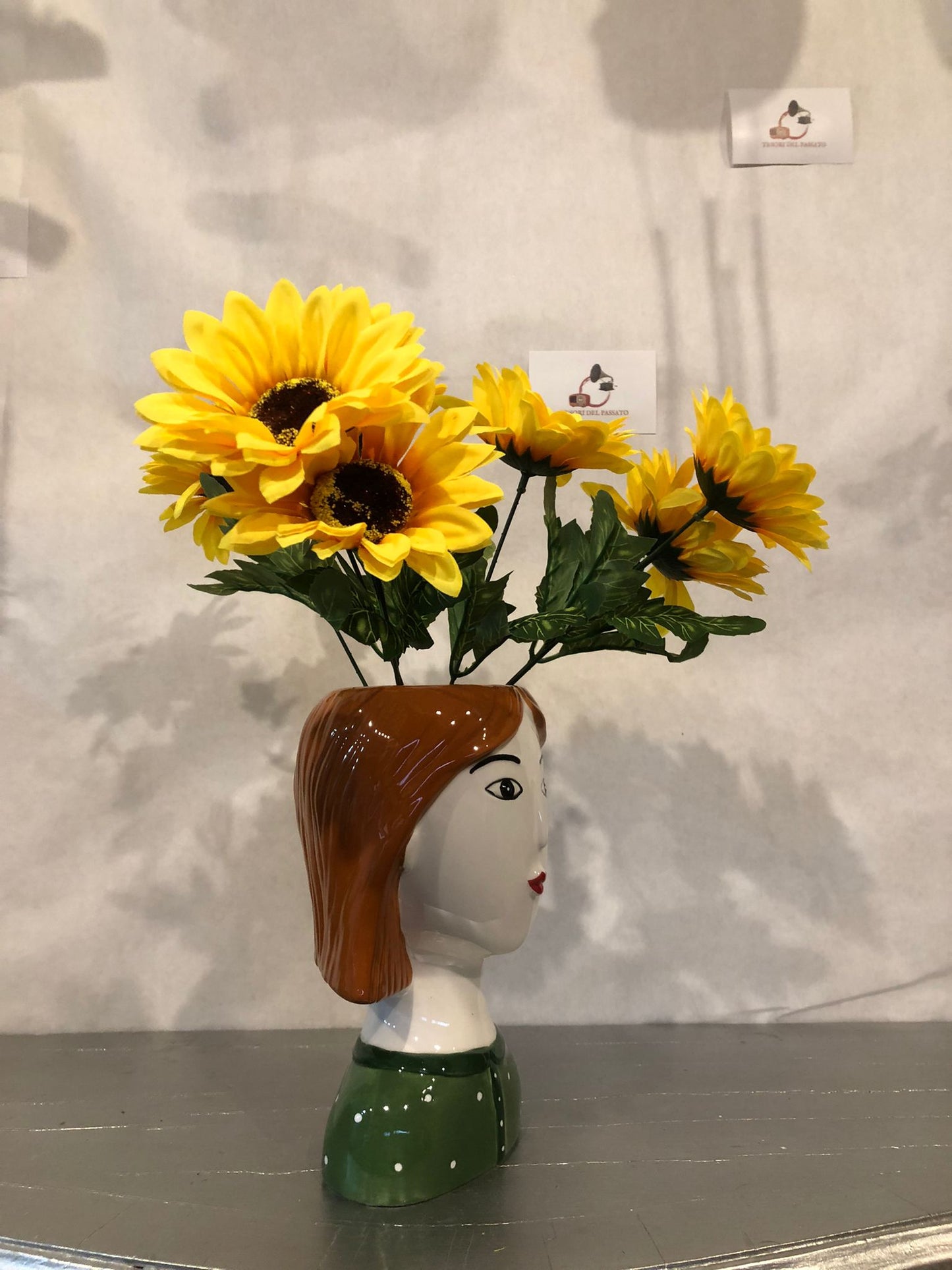 Vaso Volto Donna in Ceramica – Testa Decorativa con Capelli Ramati e Camicia Verde