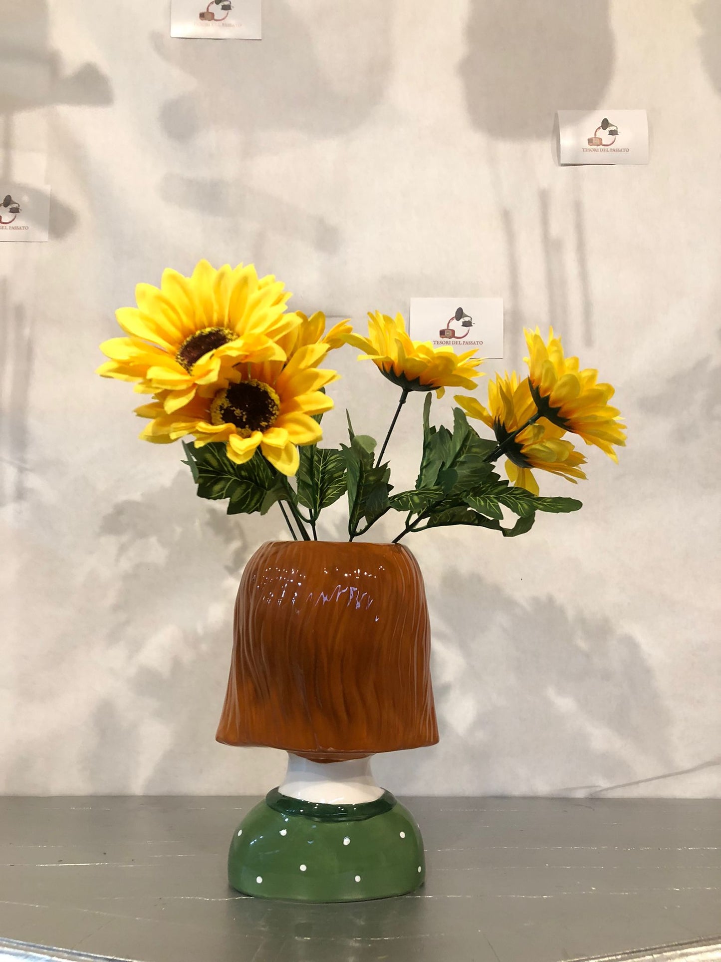 Vaso Volto Donna in Ceramica – Testa Decorativa con Capelli Ramati e Camicia Verde