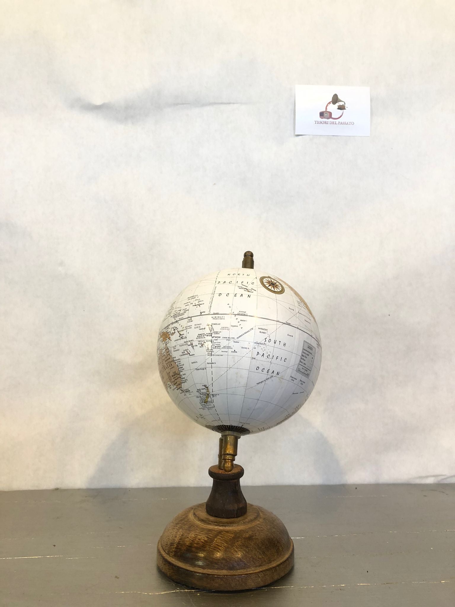 mappamondo vintage bianco

globo terrestre arredamento retrò

mappamondo con base in legno

arredamento studio classico

globo terrestre elegante da tavolo

regalo originale viaggiatori

oggetti decorativi retrò eleganti

arredamento libreria vintage

mappamondo d’epoca da collezione

globo terrestre artigianale