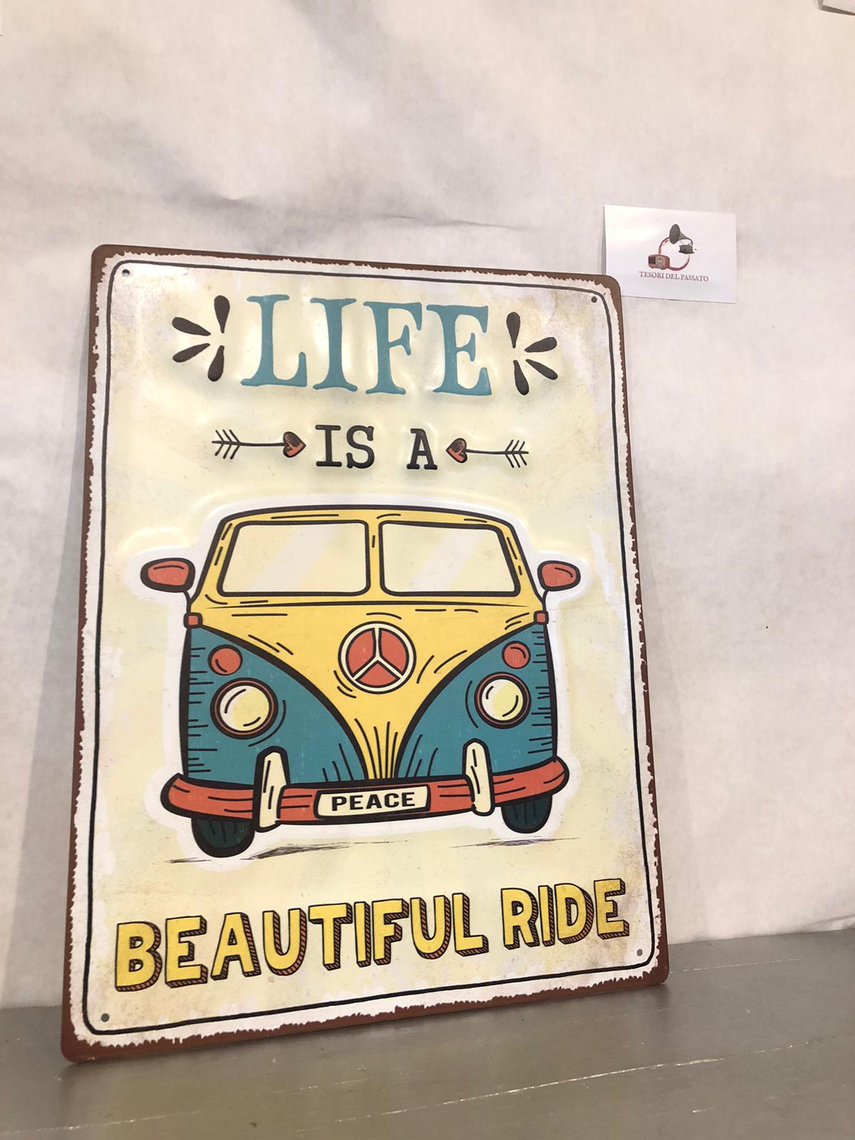 Targa Vintage in Metallo Hippie – Insegna Retro Furgoncino Volkswagen “Life is a Beautiful Ride