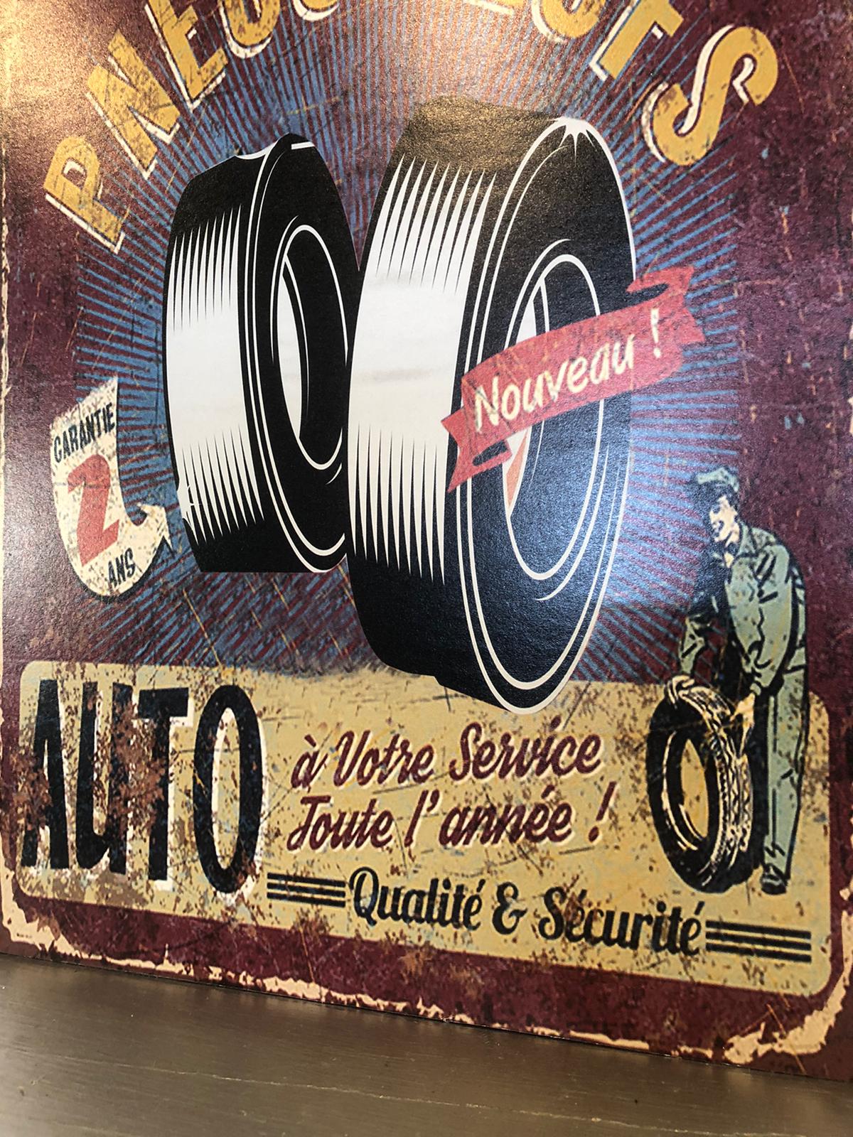 Targa Vintage in Metallo Retrò – Insegna Pubblicitaria Pneus Neufs Gomme Auto
