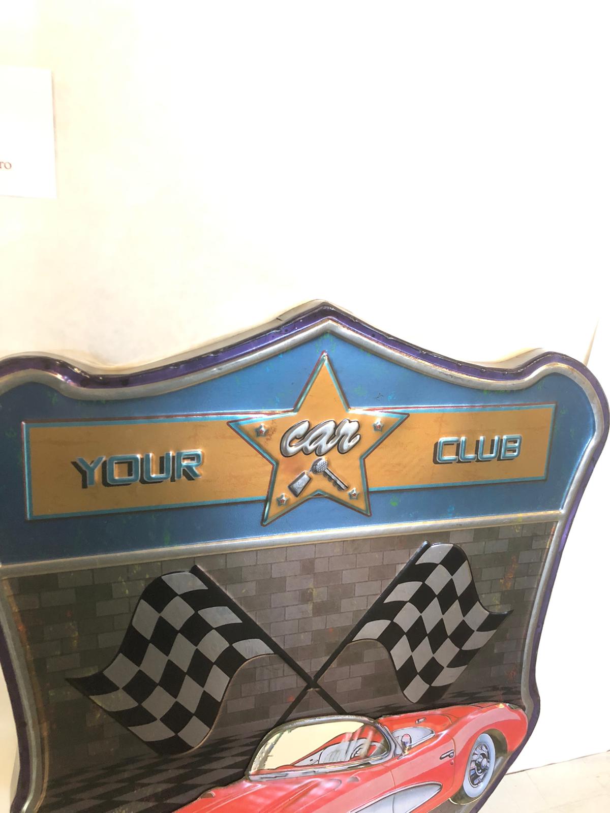 Insegna Vintage Car Club – Auto d’Epoca Rossa e Bandiere Racing in Metallo