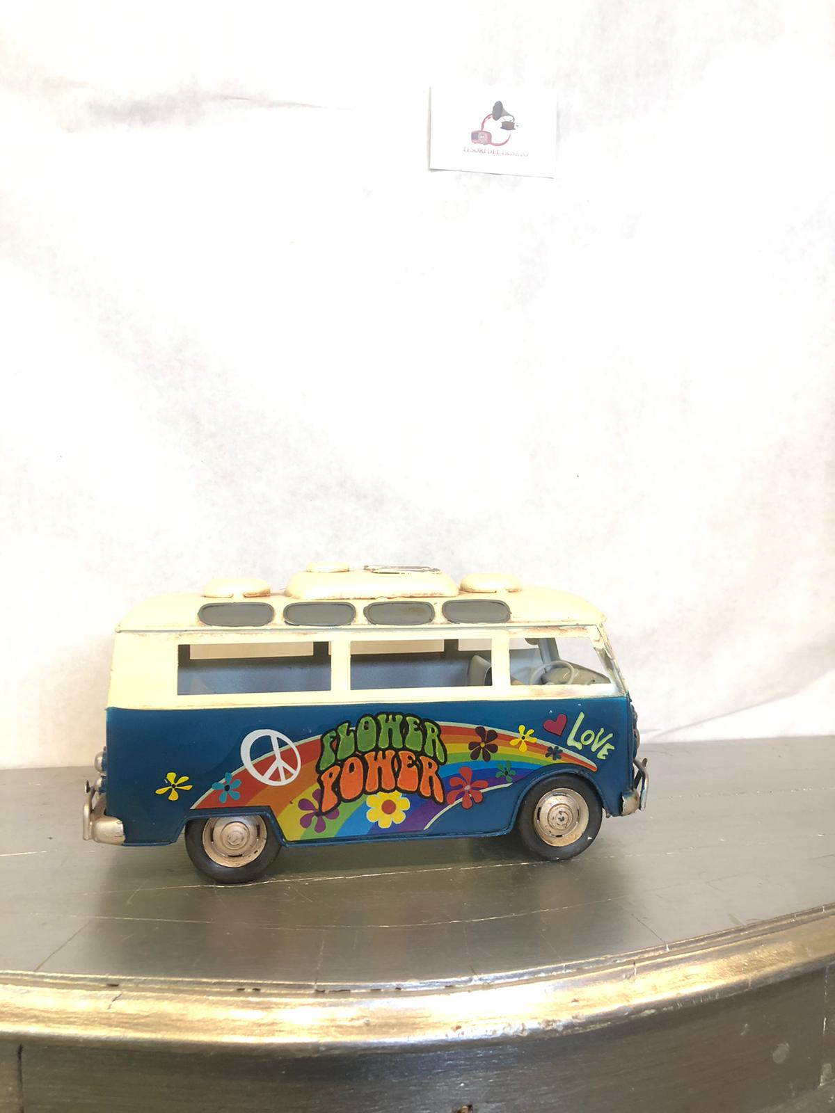 decorazione vintage per la casa e l’ufficio

modellino da collezione auto d’epoca in metallo

regalo per amanti del design retrò e dello stile hippie

accessorio decorativo per negozi e vetrine a tema anni ’70