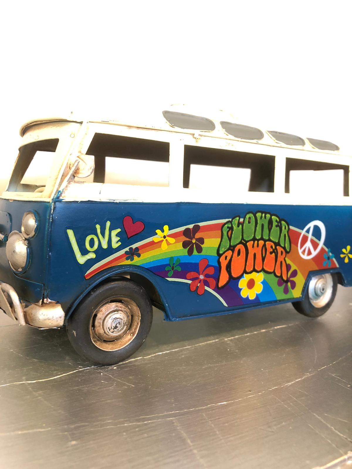 decorazione vintage per la casa e l’ufficio

modellino da collezione auto d’epoca in metallo

regalo per amanti del design retrò e dello stile hippie

accessorio decorativo per negozi e vetrine a tema anni ’70