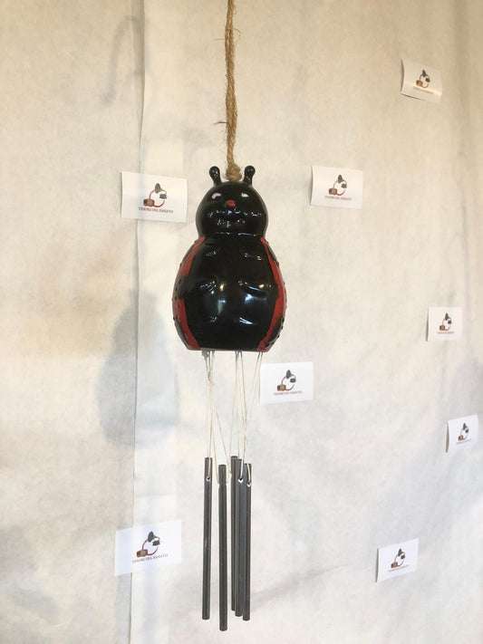 Pendaglio a Vento Coccinella in Ceramica – Portafortuna Decorativo da Giardino