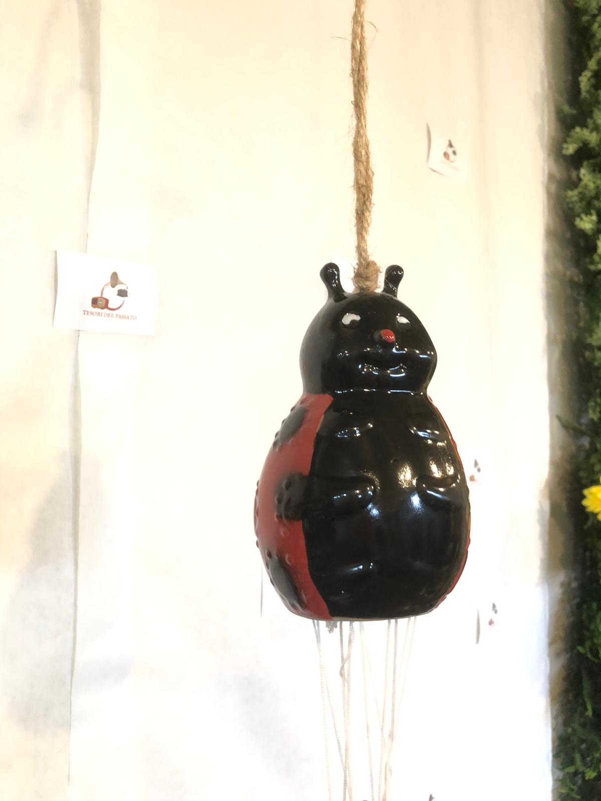 Pendaglio a Vento Coccinella in Ceramica – Portafortuna Decorativo da Giardino