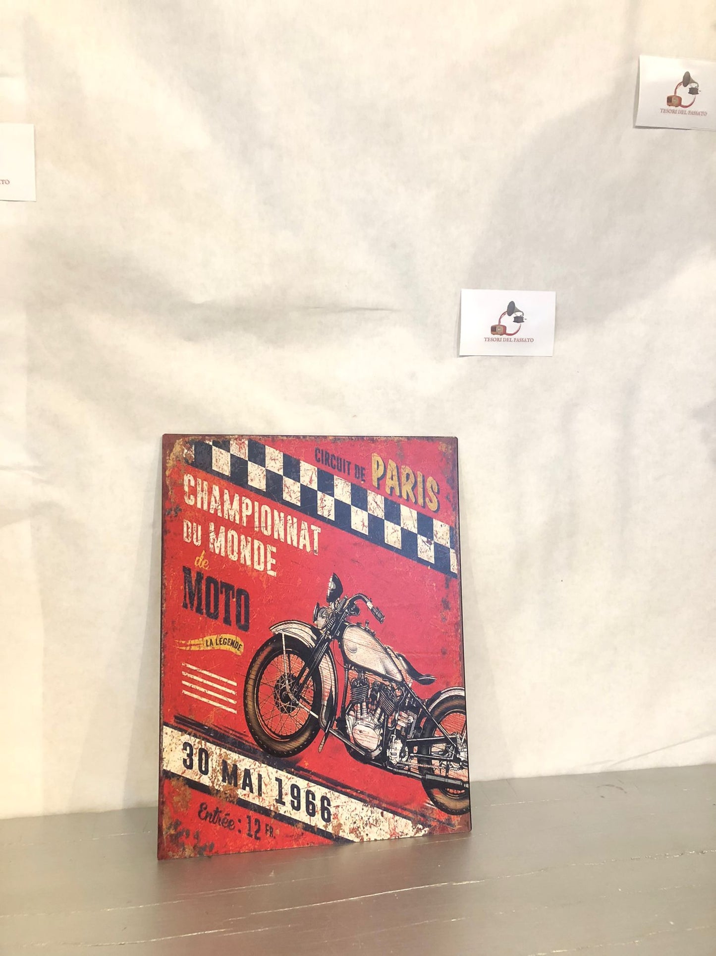 Targa Vintage Moto 1966 – Insegna Retrò Circuit de Paris in Metallo Rosso