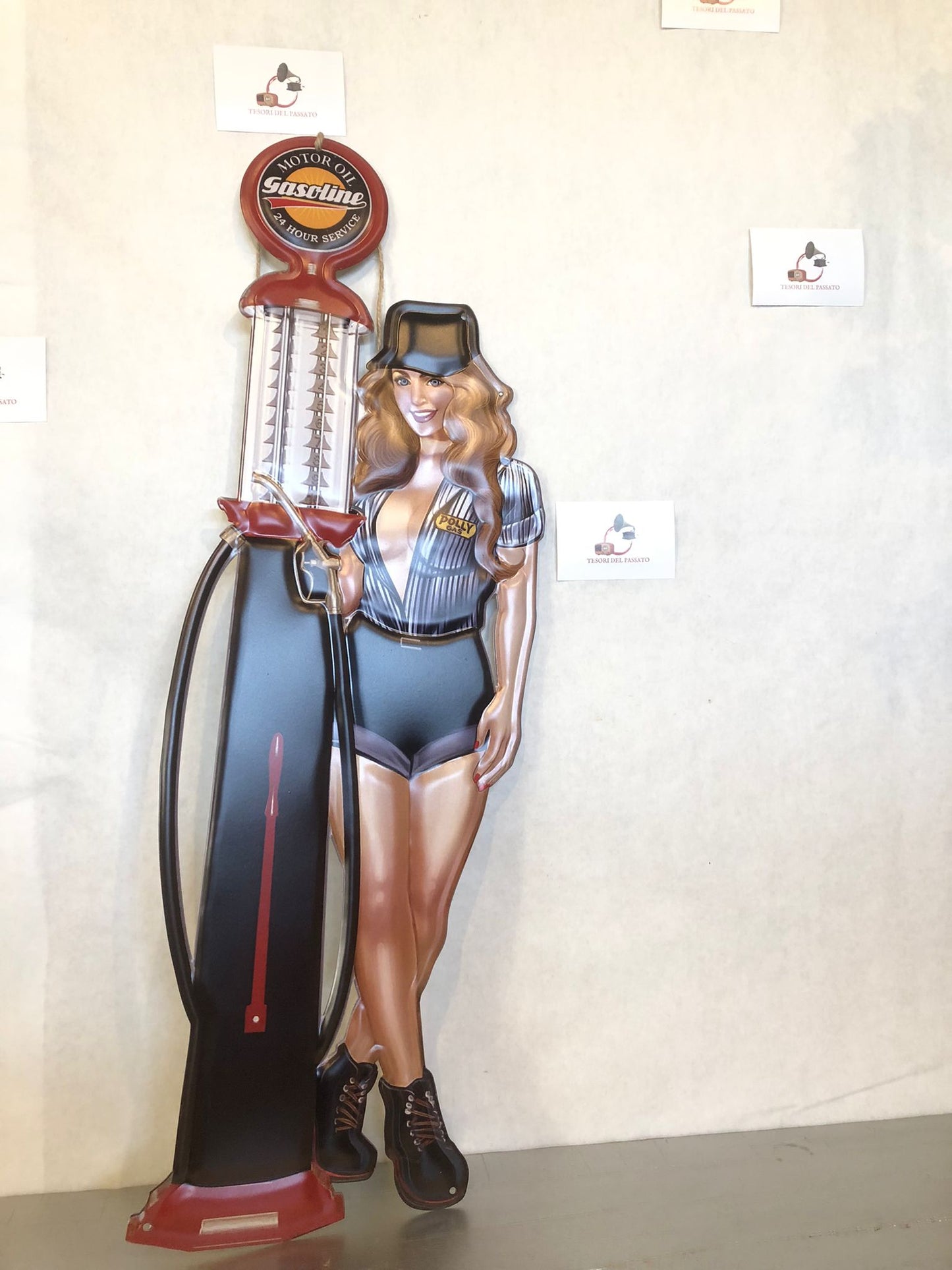 Cartello Pin Up con Pompa di Benzina Vintage – Gasoline Motor Oil Retrò