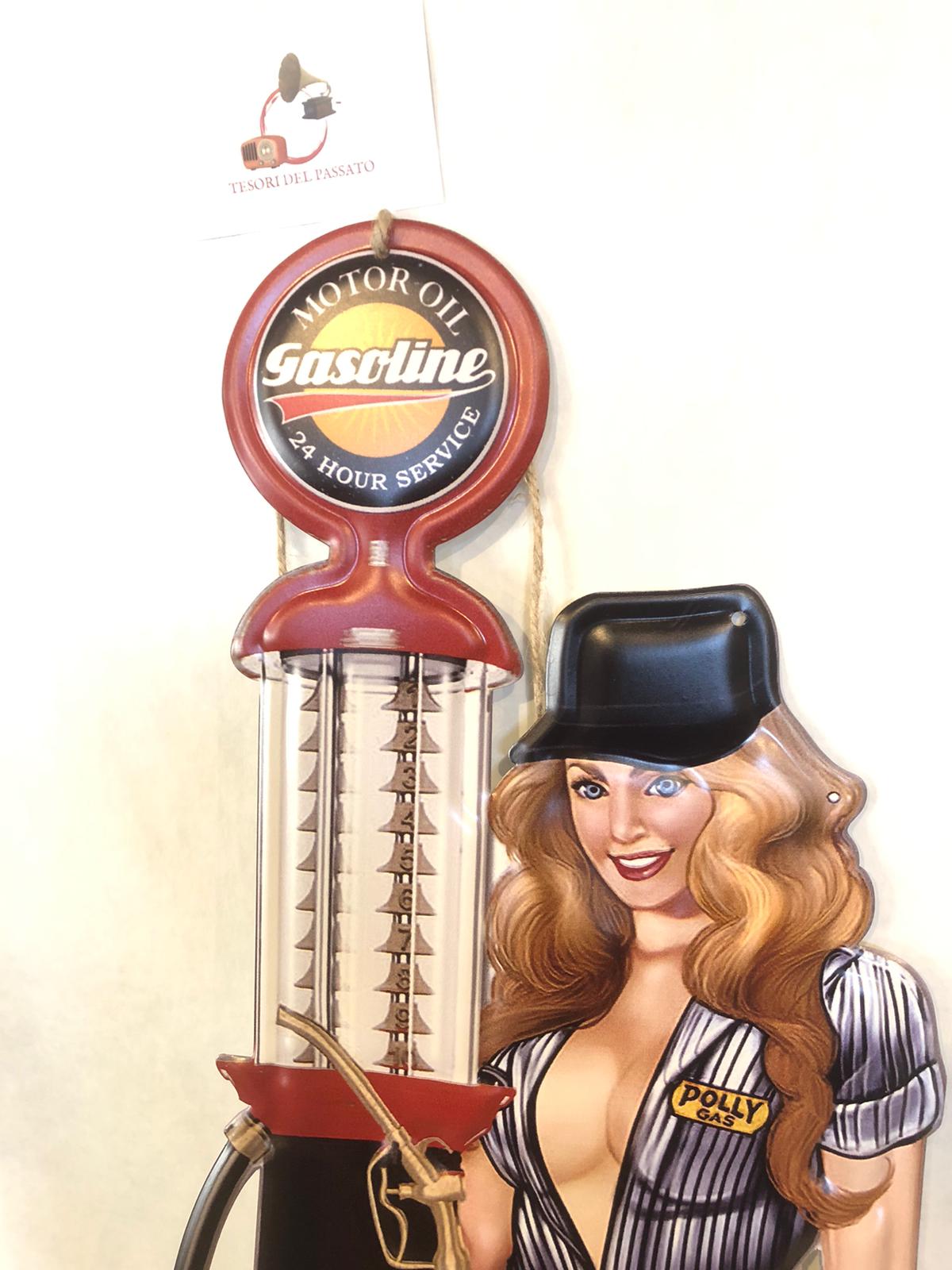 Cartello Pin Up con Pompa di Benzina Vintage – Gasoline Motor Oil Retrò