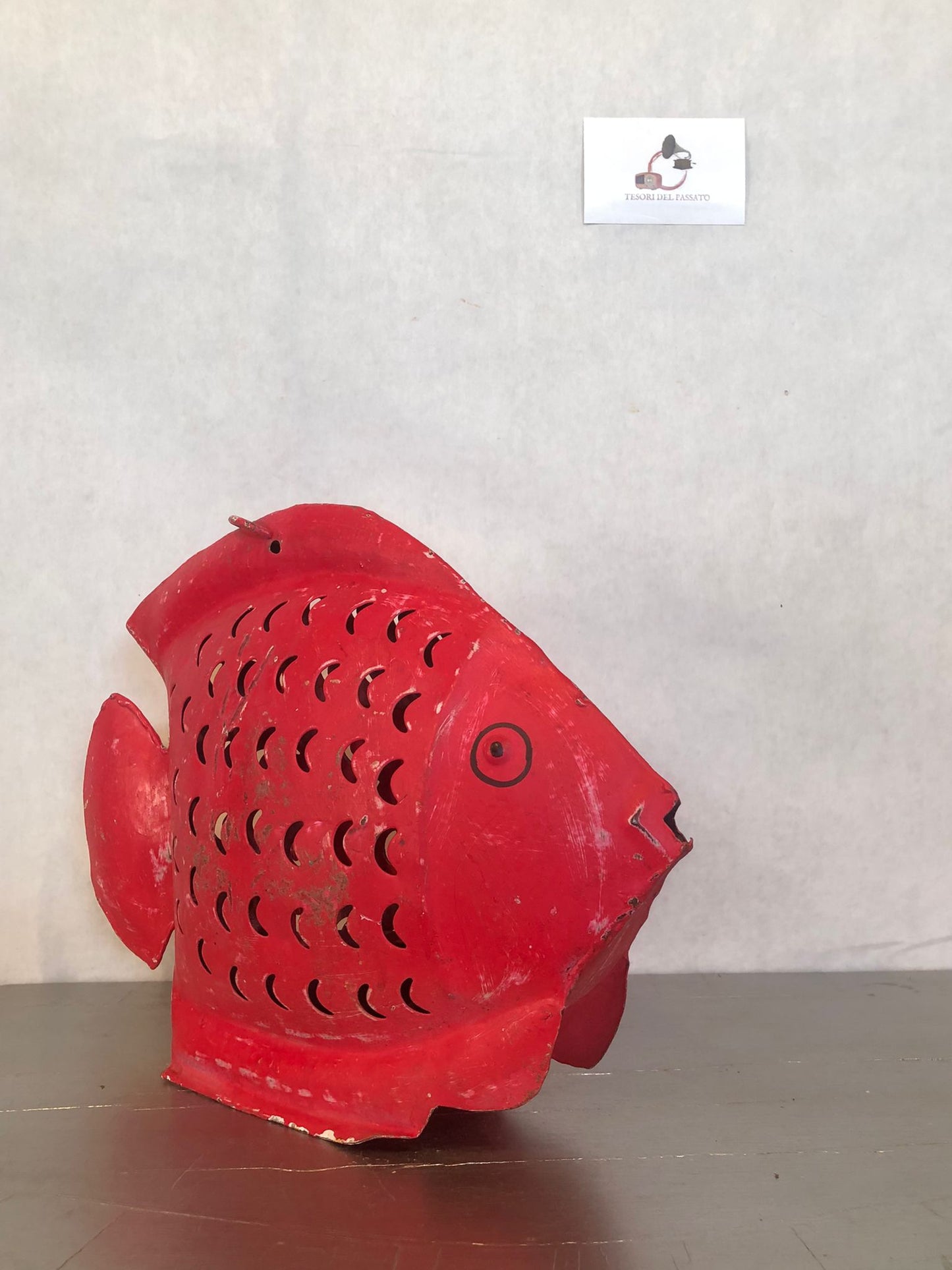 Pesce Rosso in Metallo da Appendere – Scultura Decorativa e Lanterna Portacandela