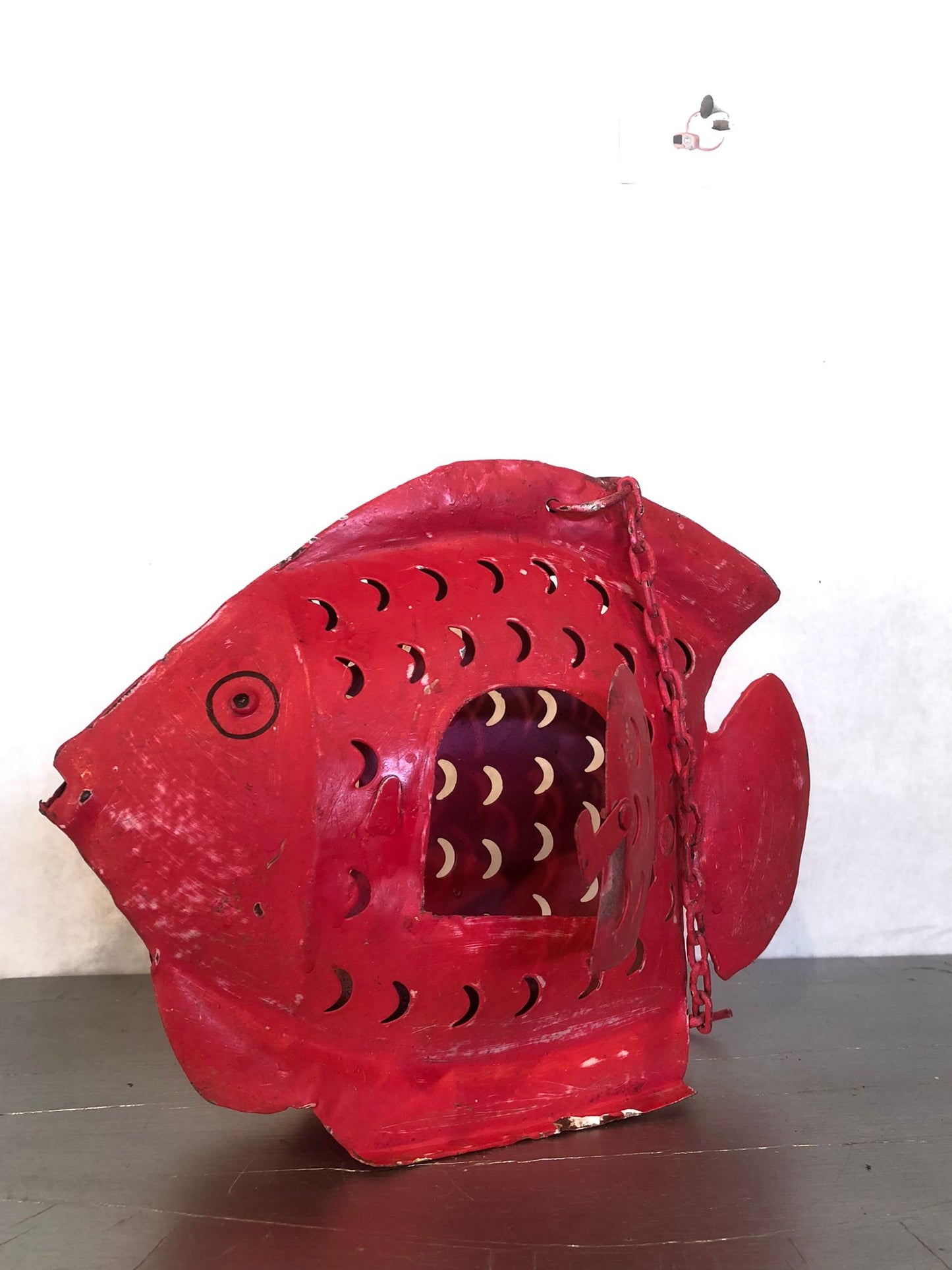 Pesce Rosso in Metallo da Appendere – Scultura Decorativa e Lanterna Portacandela