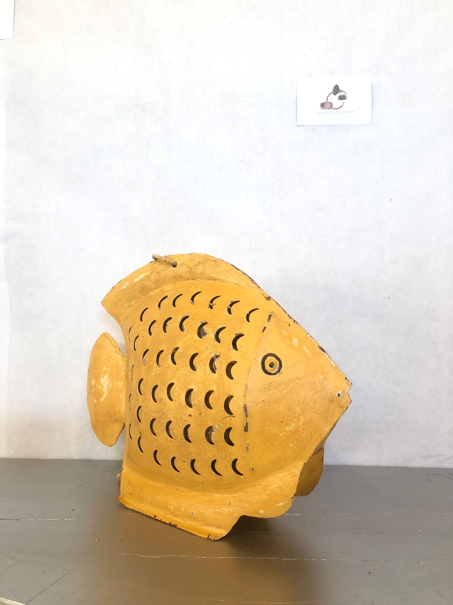 Pesce Giallo in Metallo da Appendere – Lanterna Portacandela e Decorazione Giardino