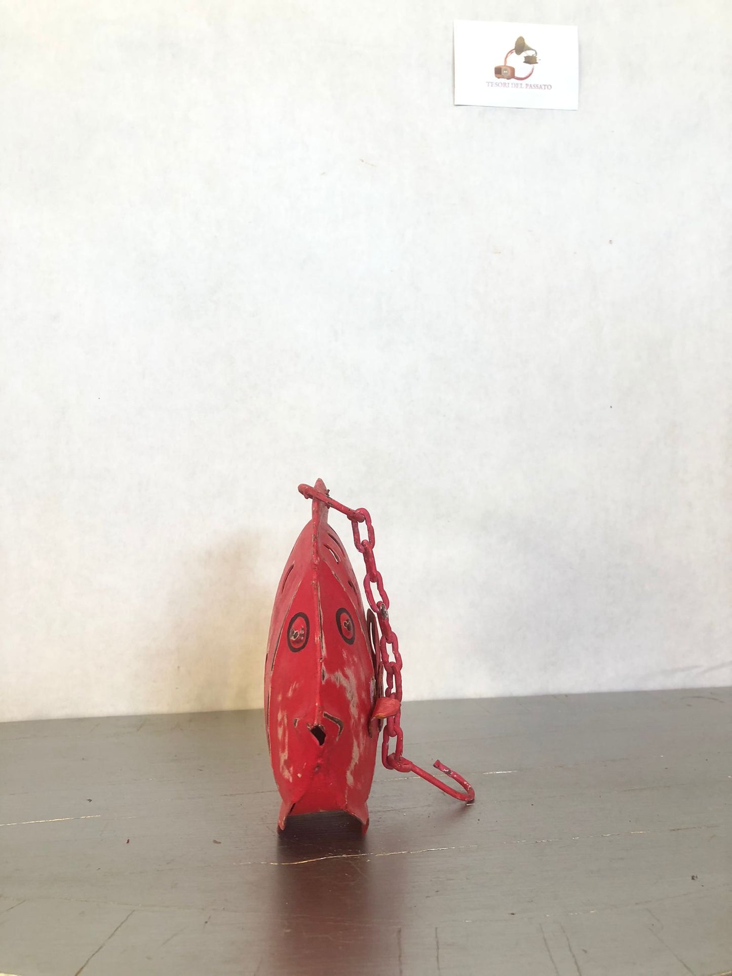 Pesce Rosso in Metallo – Scultura Decorativa Artigianale Portacandela