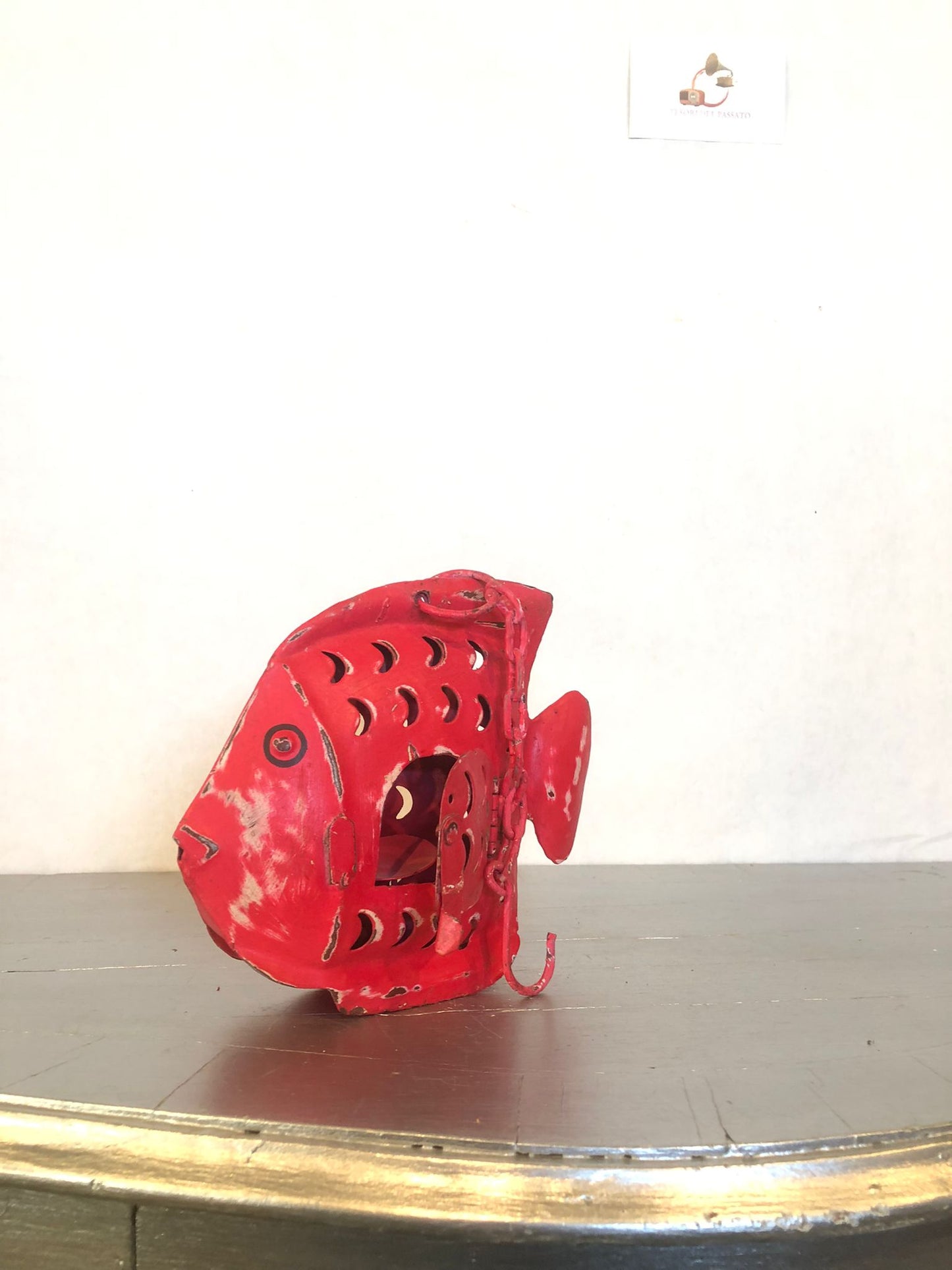 Pesce Rosso in Metallo – Scultura Decorativa Artigianale Portacandela