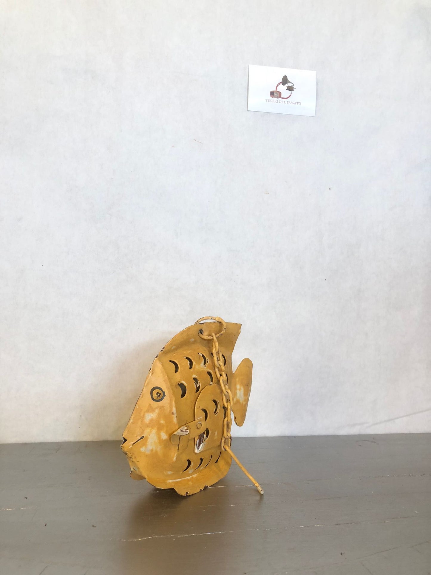 Pesce Giallo in Metallo – Scultura Decorativa Artigianale Portacandela