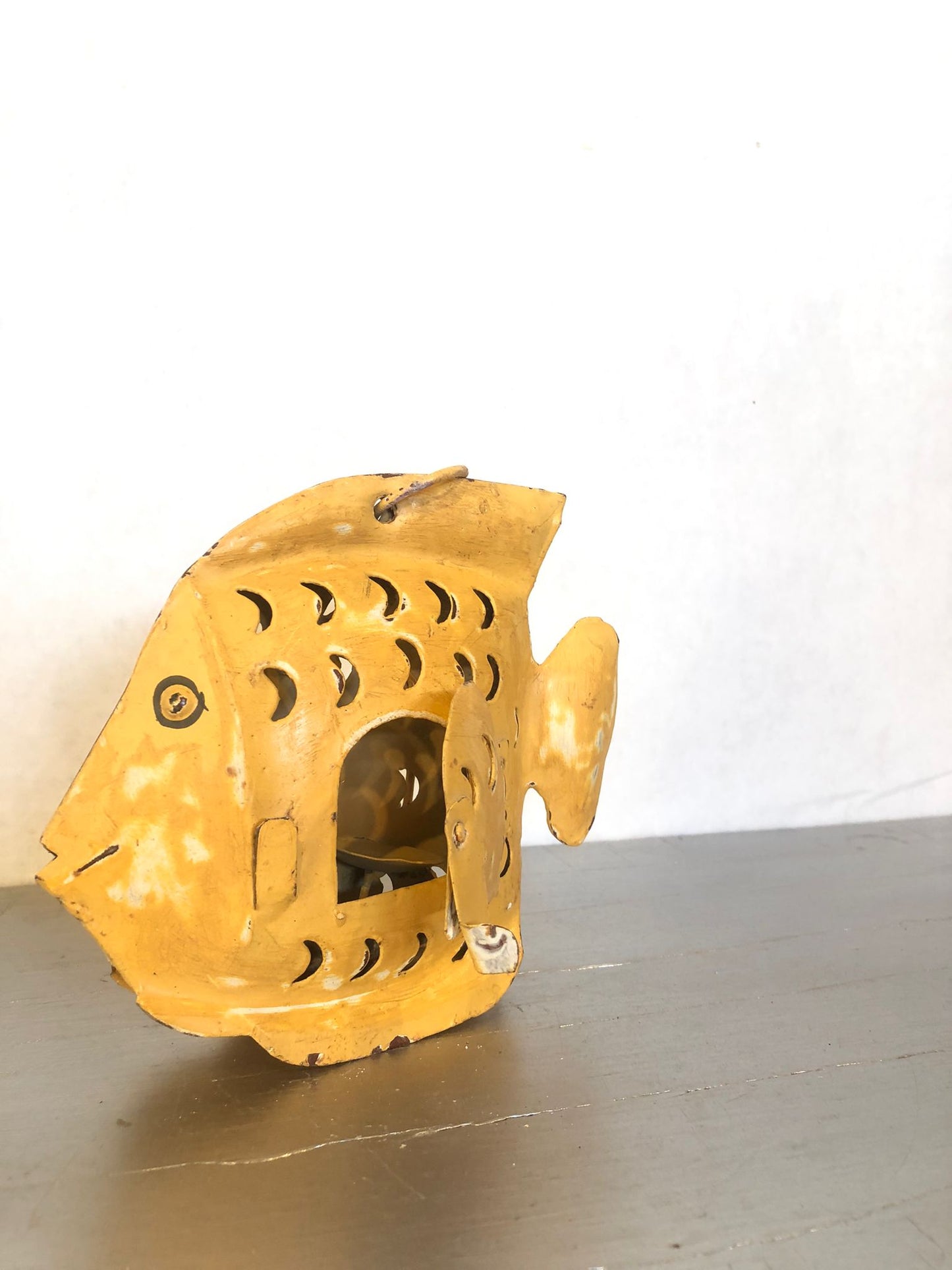 Pesce Giallo in Metallo – Scultura Decorativa Artigianale Portacandela