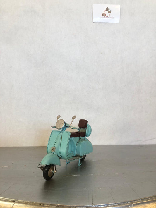 decorazione vintage per la casa, l’ufficio e le vetrine

modellino da collezione per appassionati di scooter storici

regalo originale per amanti della Vespa e del Made in Italy

arredamento retrò per locali, bar e negozi a tema anni ’50-’60