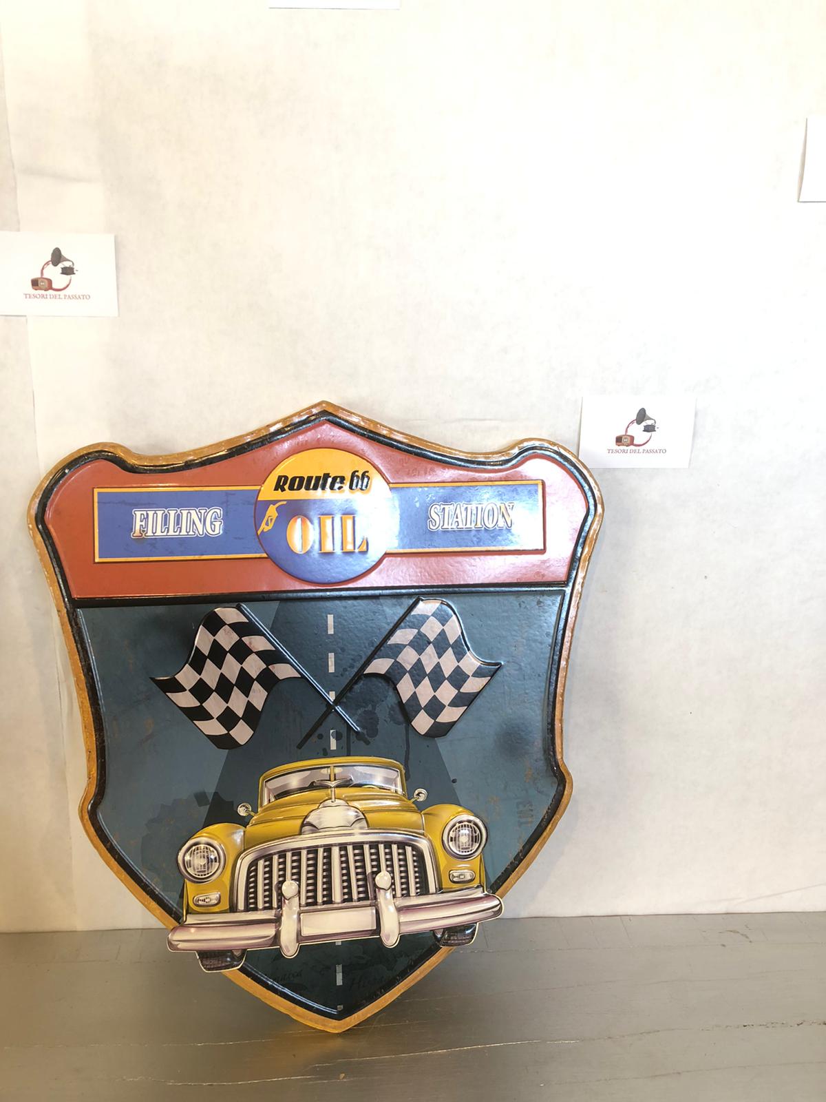 Insegna Vintage Route 66 – Filling Oil Station con Auto d’Epoca e Bandiere Racing