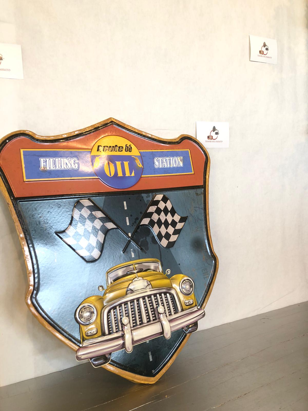 Insegna Vintage Route 66 – Filling Oil Station con Auto d’Epoca e Bandiere Racing