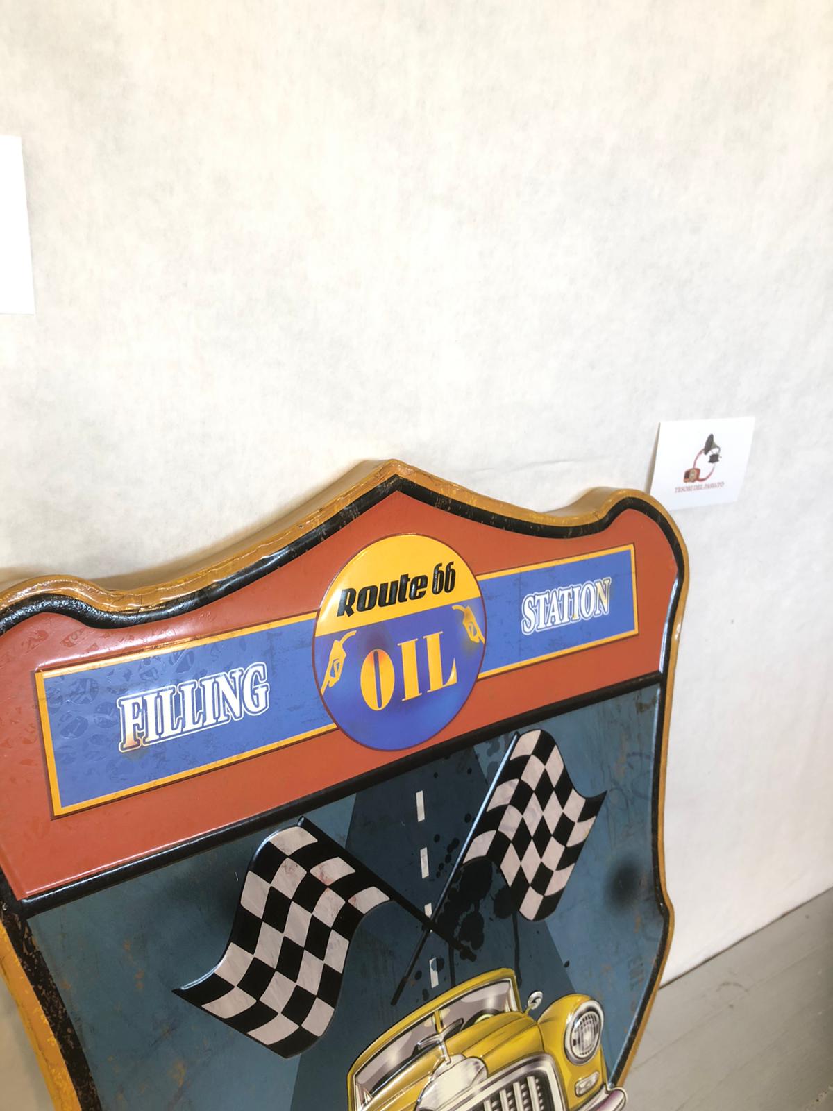 Insegna Vintage Route 66 – Filling Oil Station con Auto d’Epoca e Bandiere Racing