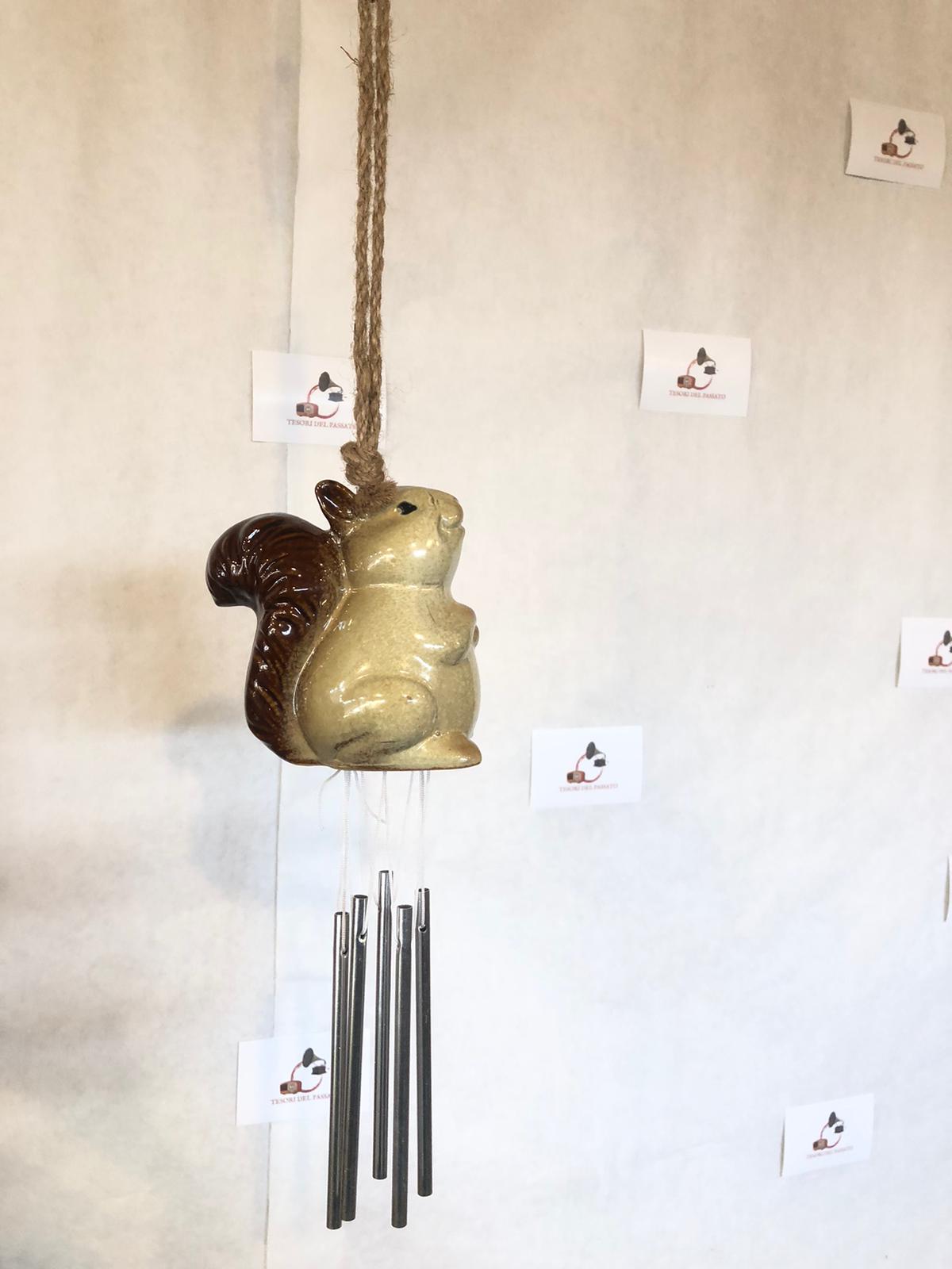 Pendaglio a Vento Scoiattolo in Ceramica – Decorazione da Giardino con Suono Armonioso